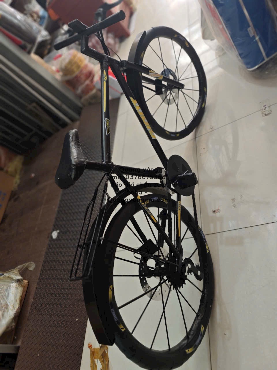 Xe đạp thể thao màu đen chữ vàng