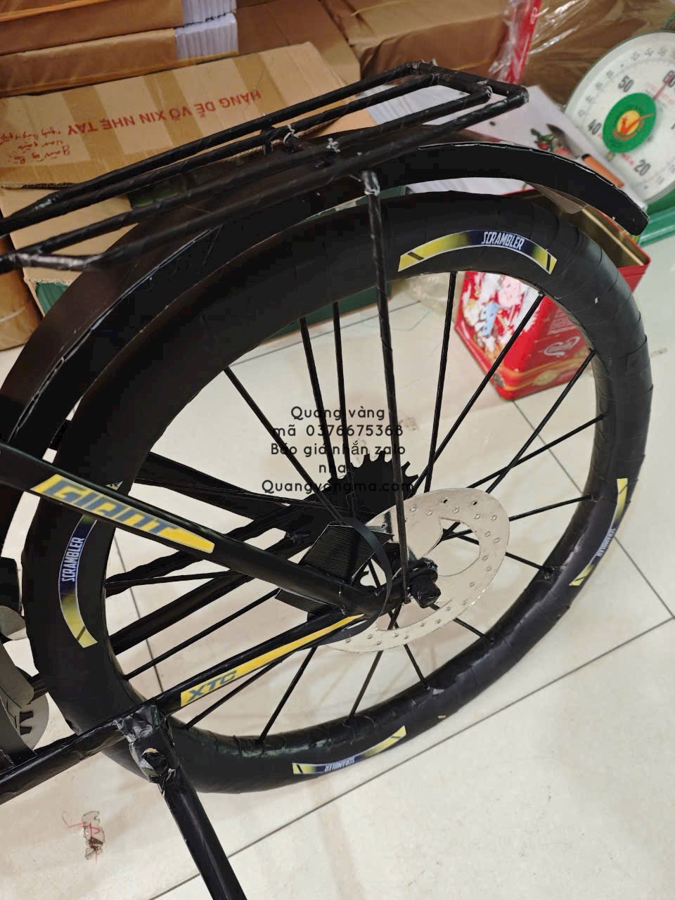 Xe đạp thể thao màu đen chữ vàng