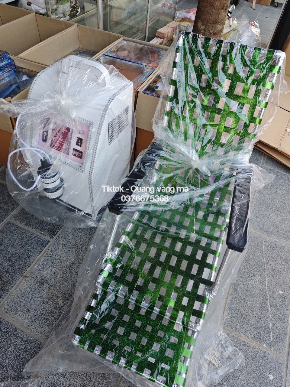 máy tạo oxy tươi và ghế xếp màu xanh