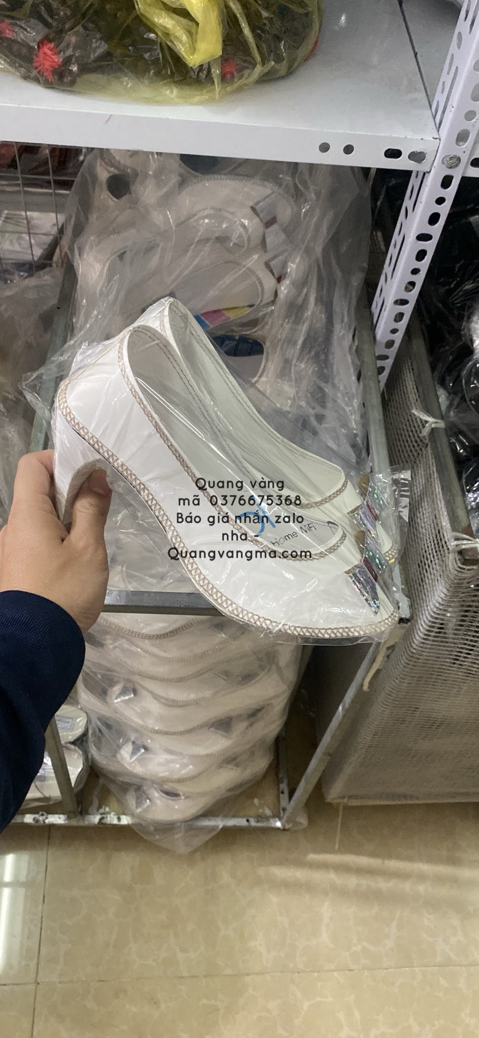 dép nữ và bà