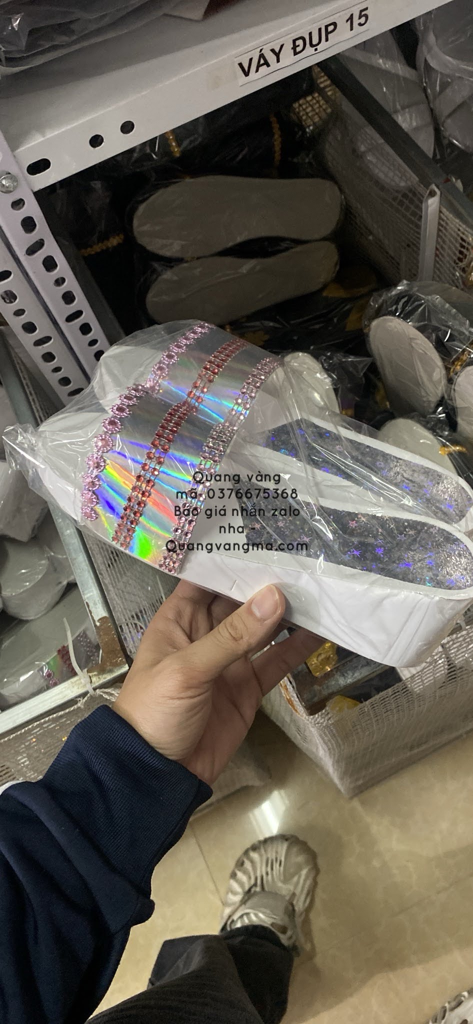 dép nữ và bà
