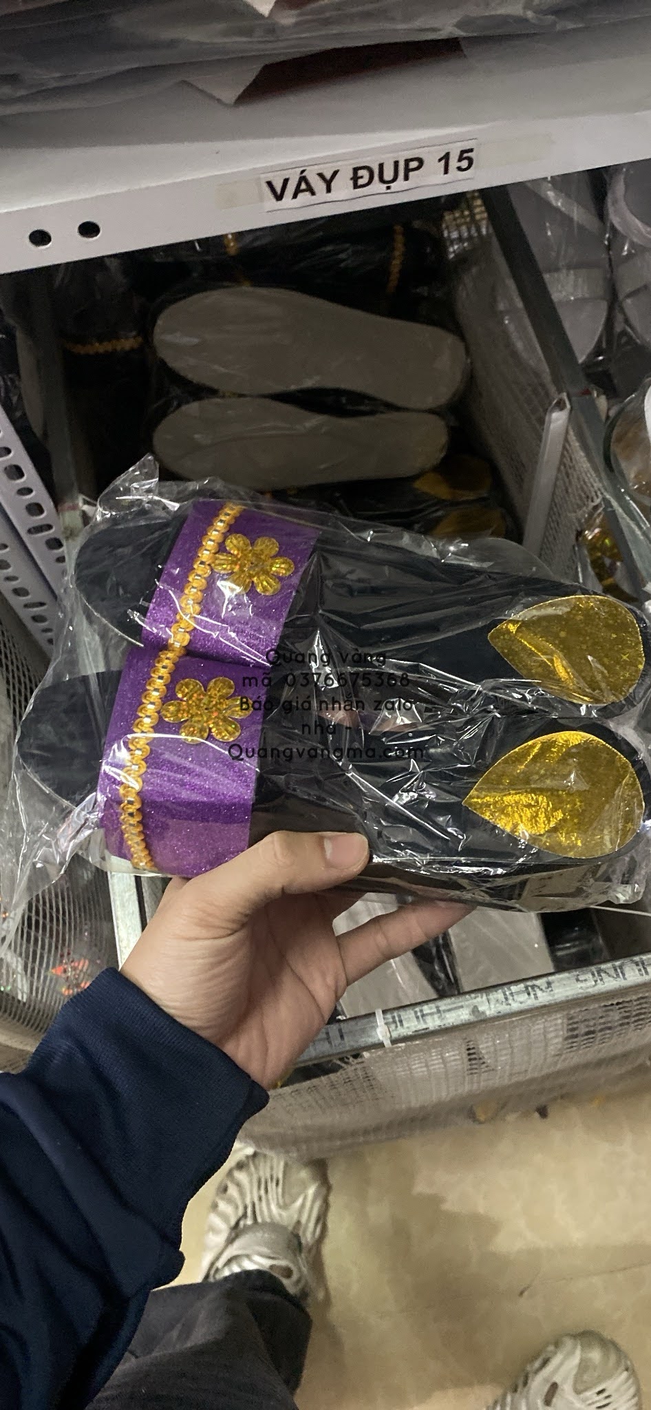 dép nữ và bà
