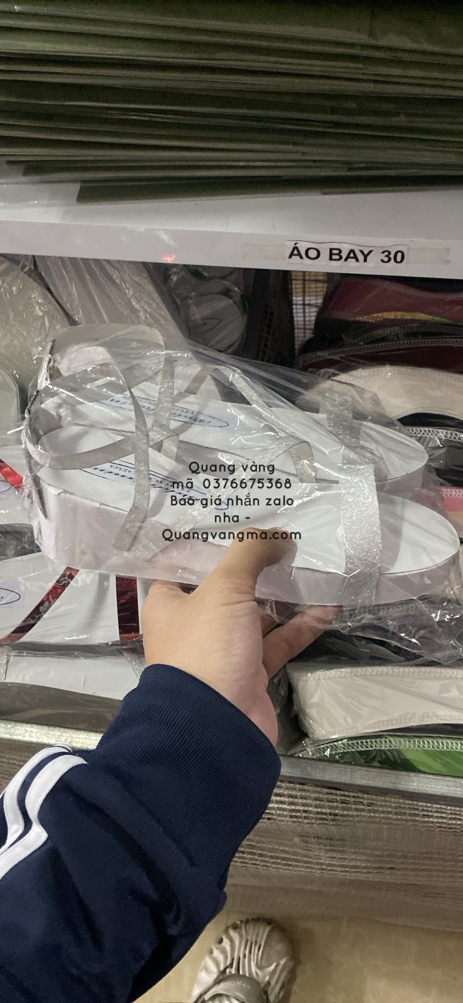 dép nữ và bà