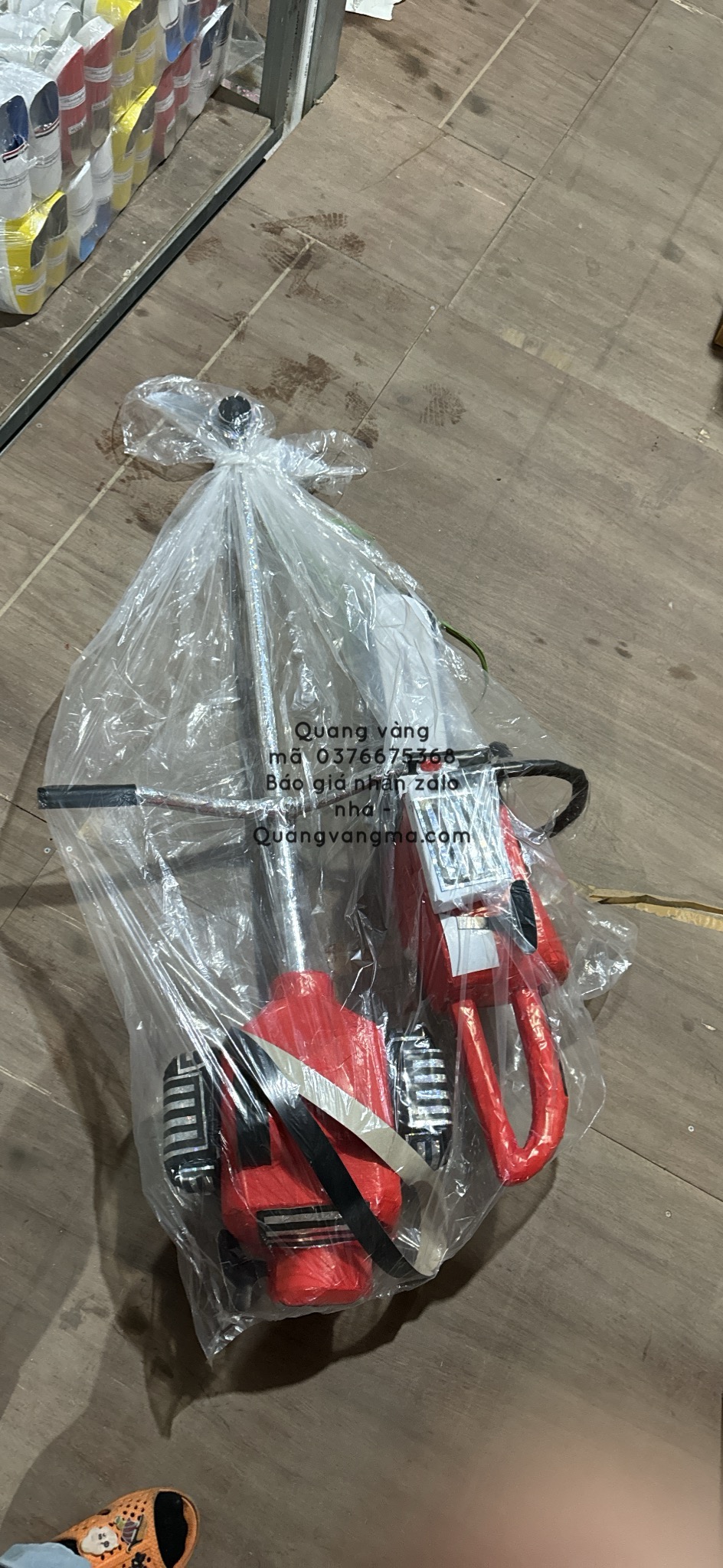 máy cắt cỏ cắt cưa