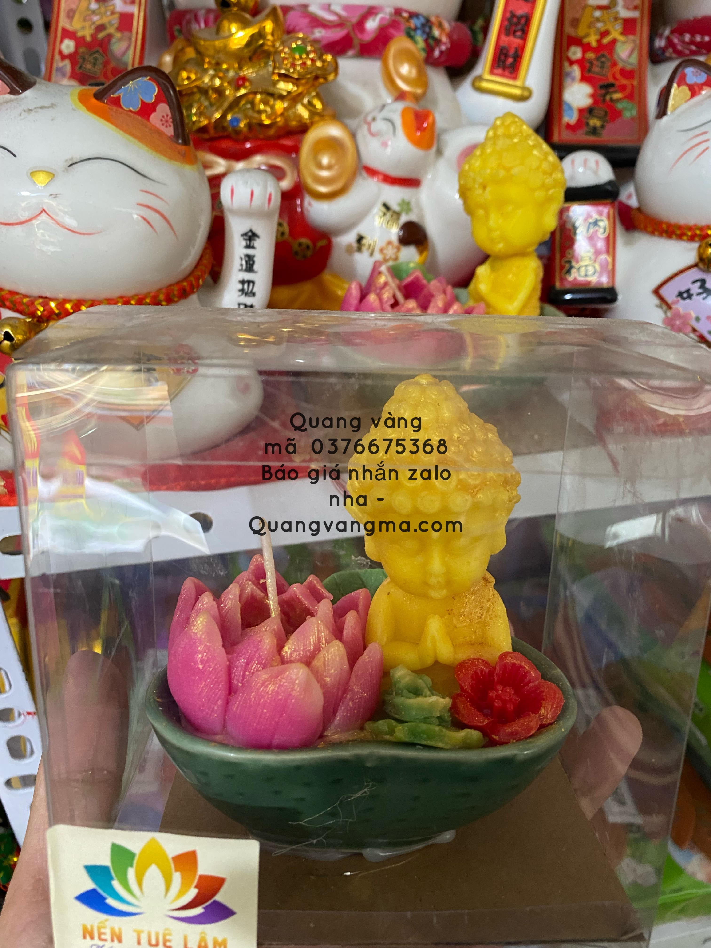 nến phật cạnh sen