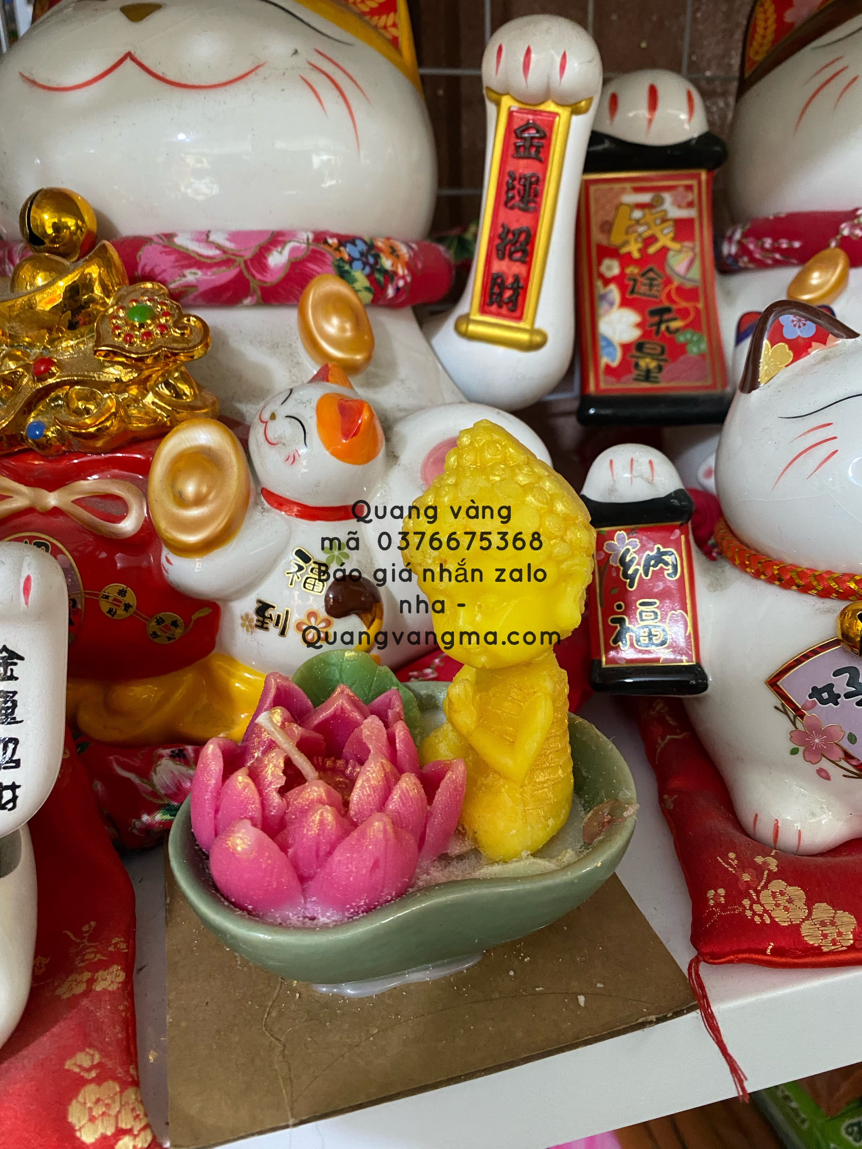 nến phật cạnh sen