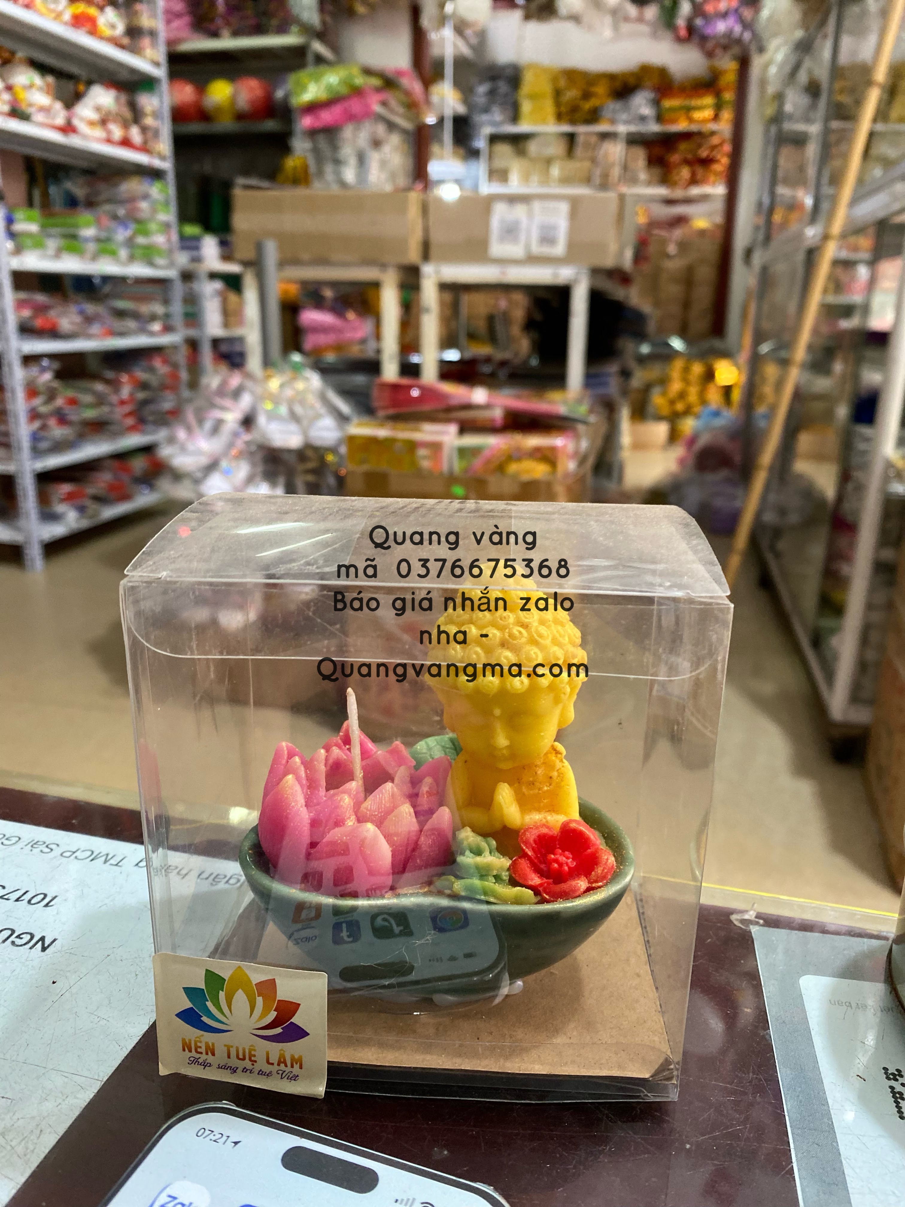 nến phật cạnh sen