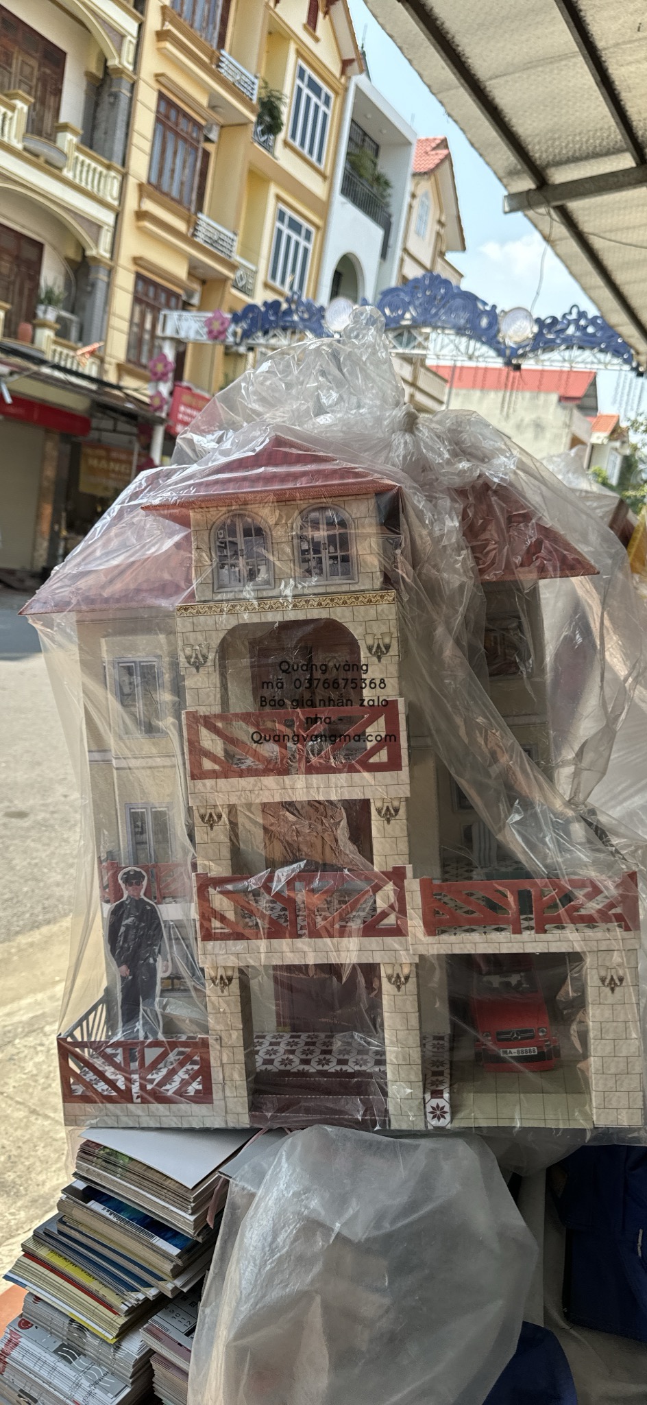 nhà mái đỏ có hàng ẹp