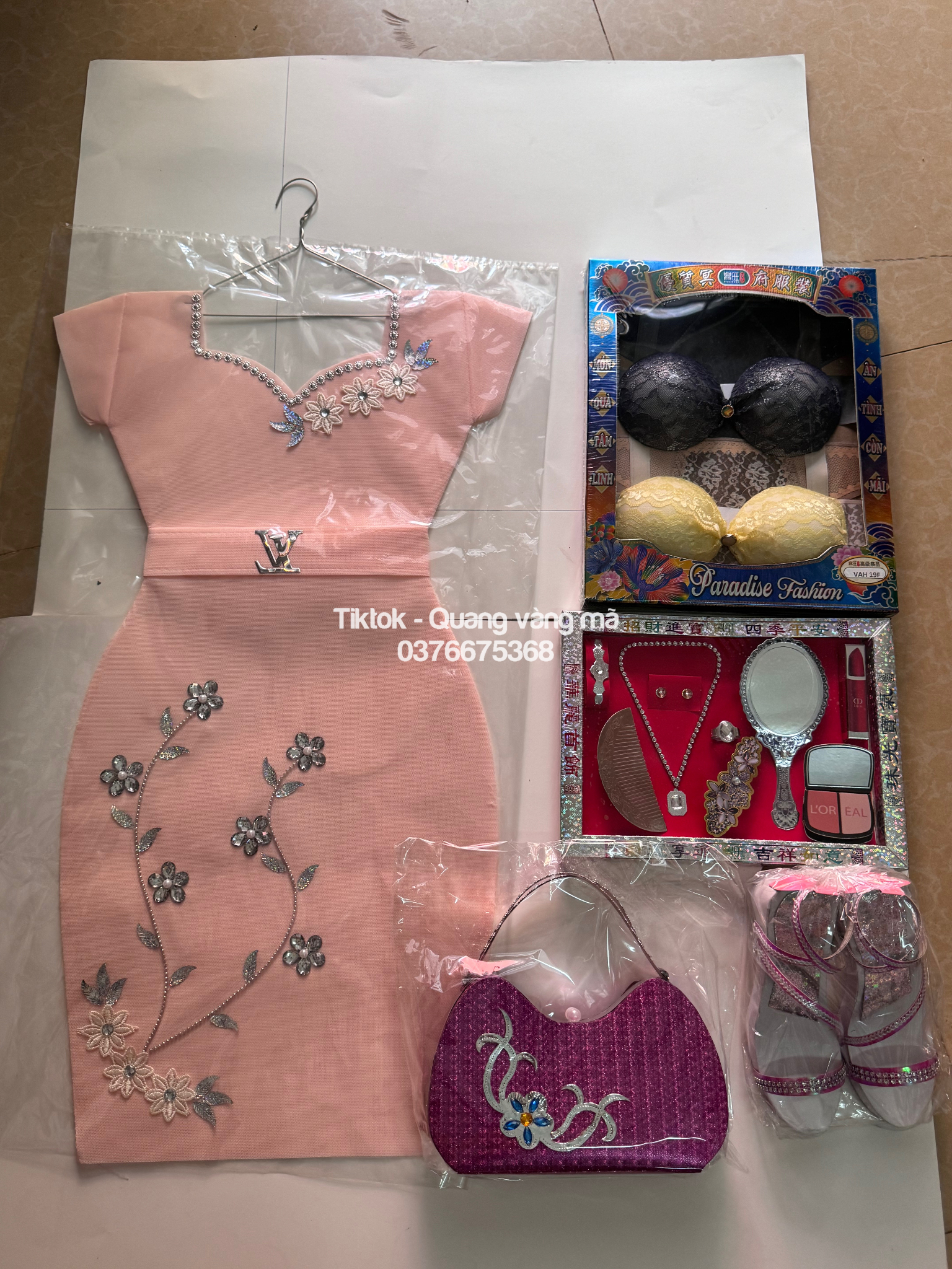 set cô trẻ tuổi thích màu hồng