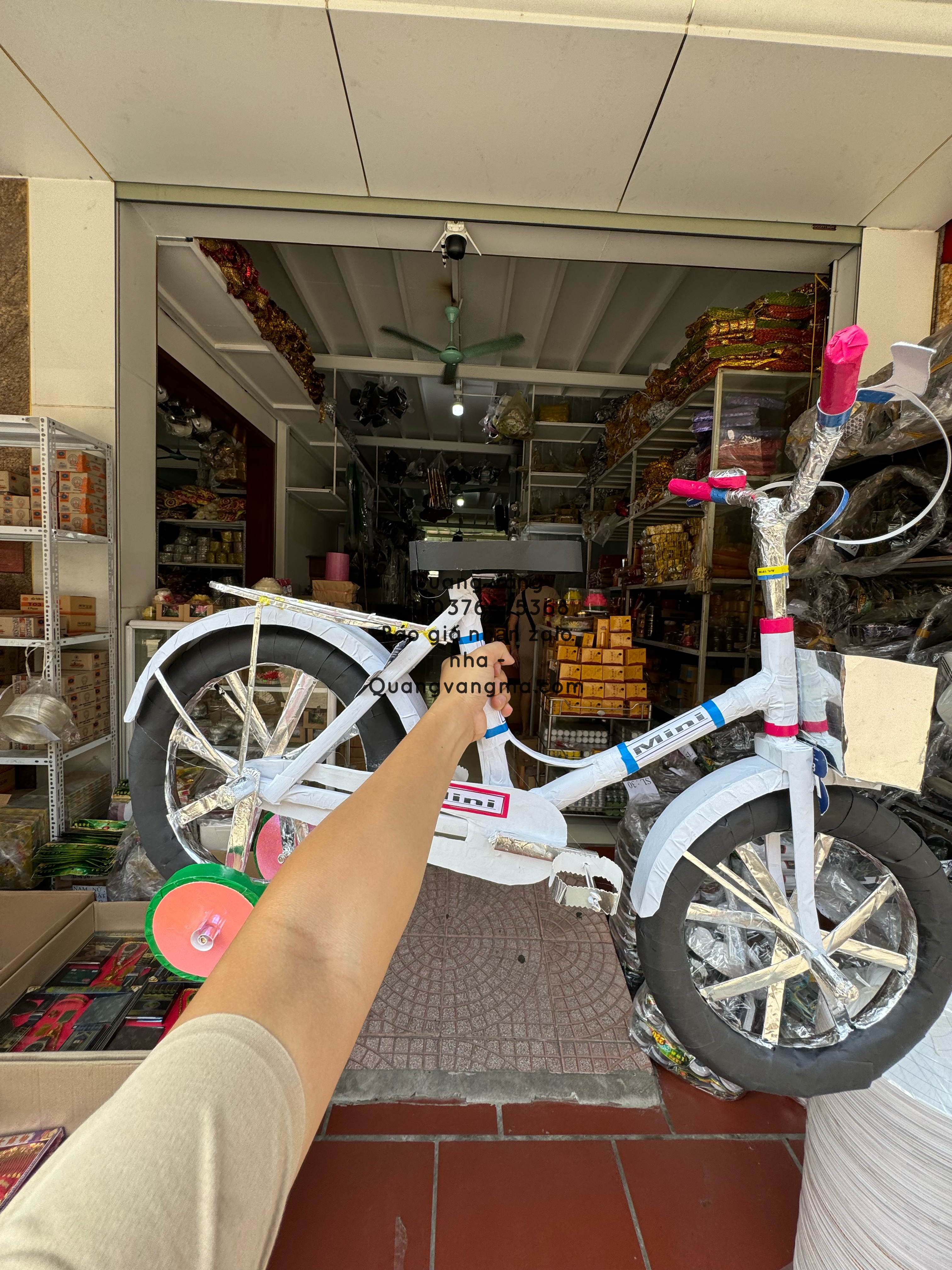 xe đạp 3 bánh em bé màu trắng