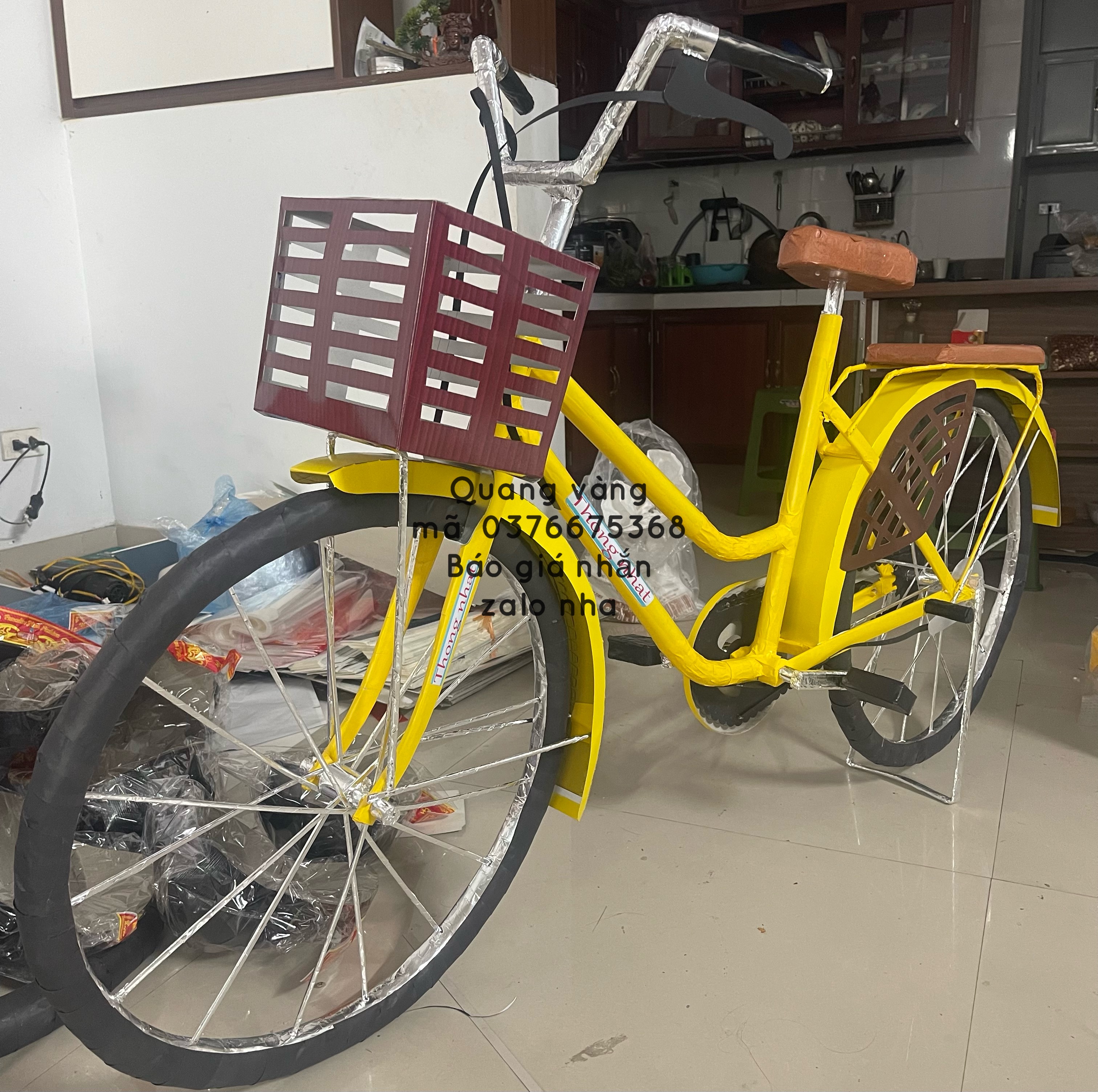 xe đạp mili màu vàng lồng xe gỗ