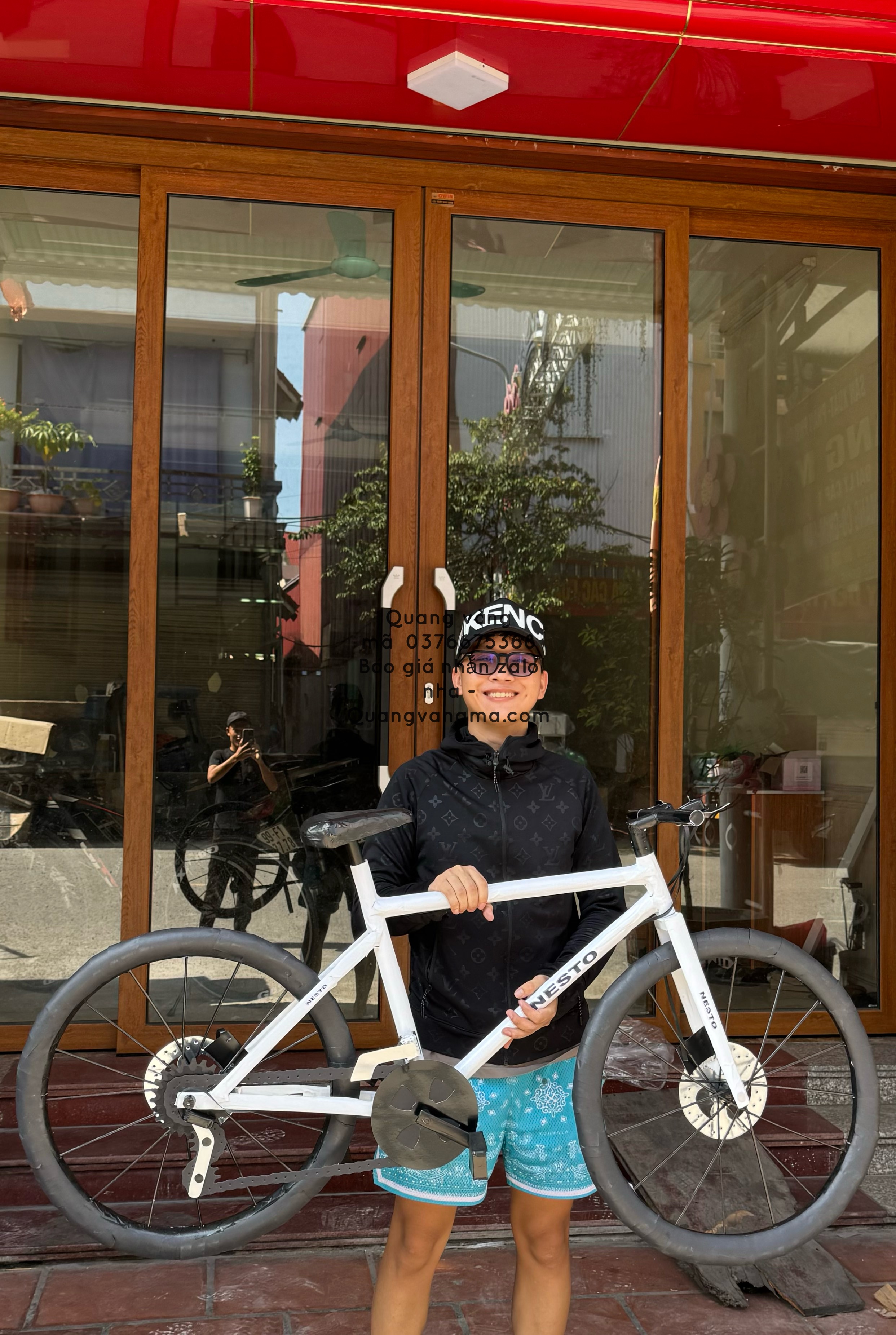 xe đạp thể thao màu trắng