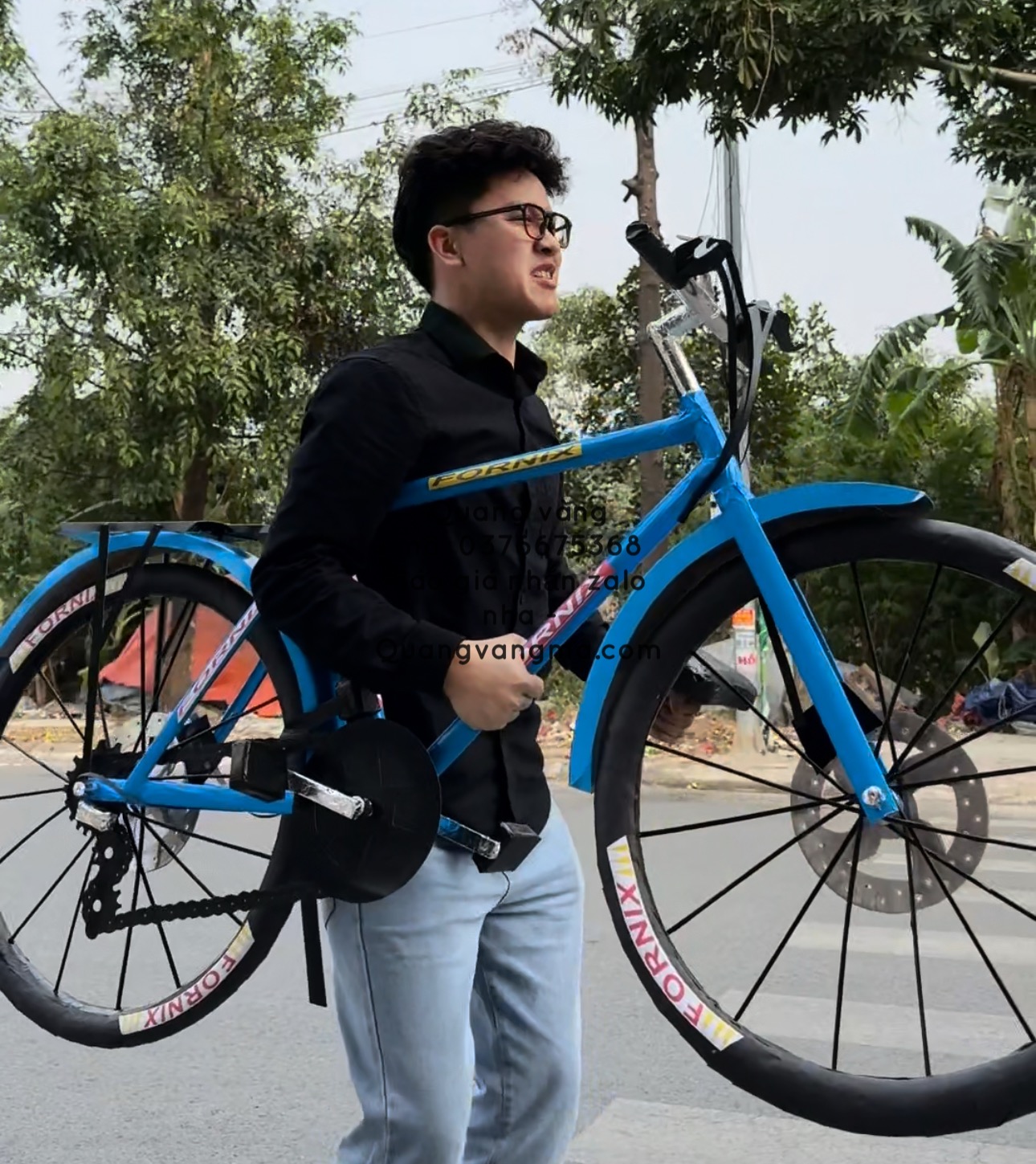 xe đạp thể thao màu xanh
