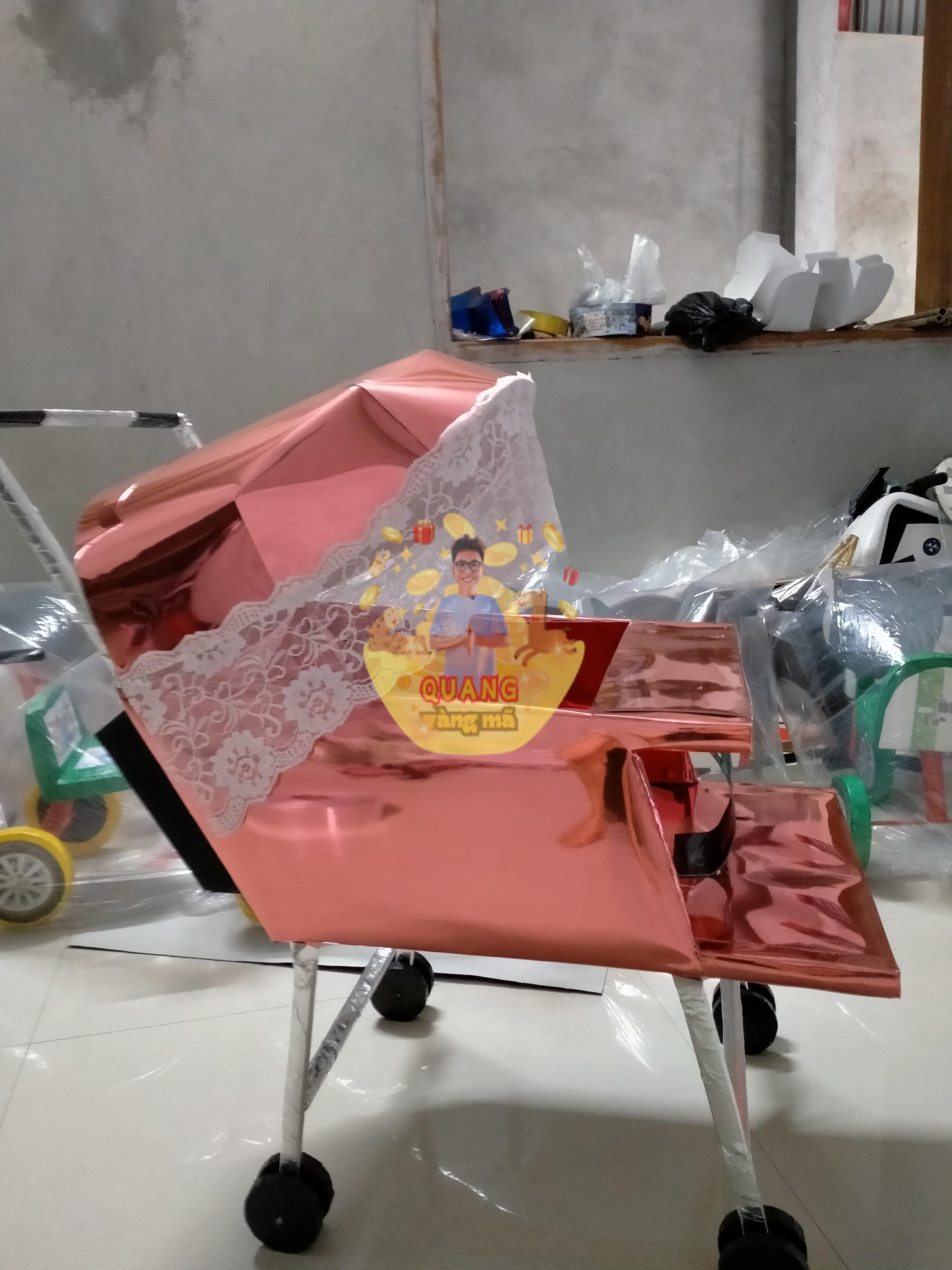 xe đẩy em bé màu đỏ