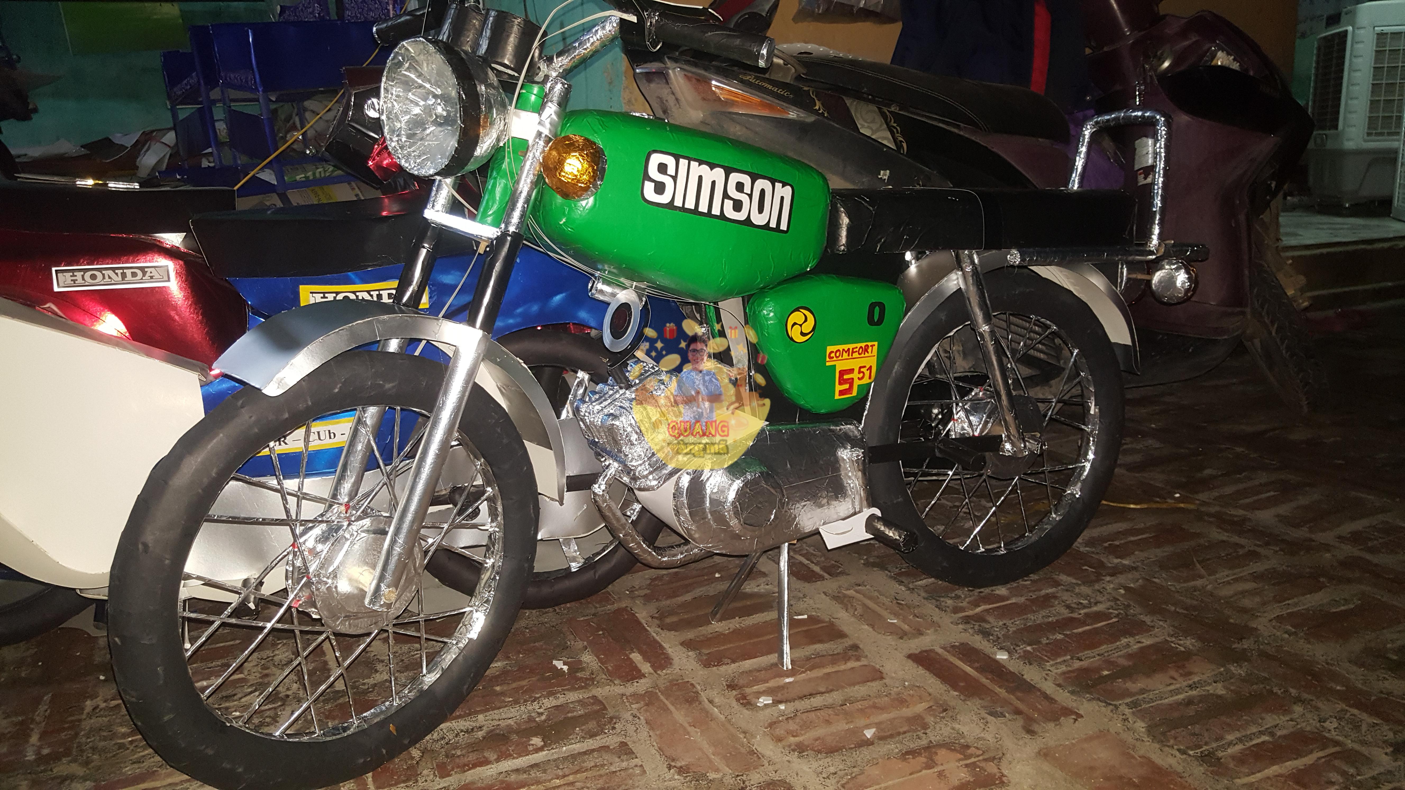 xe máy simson đỏ và xanh