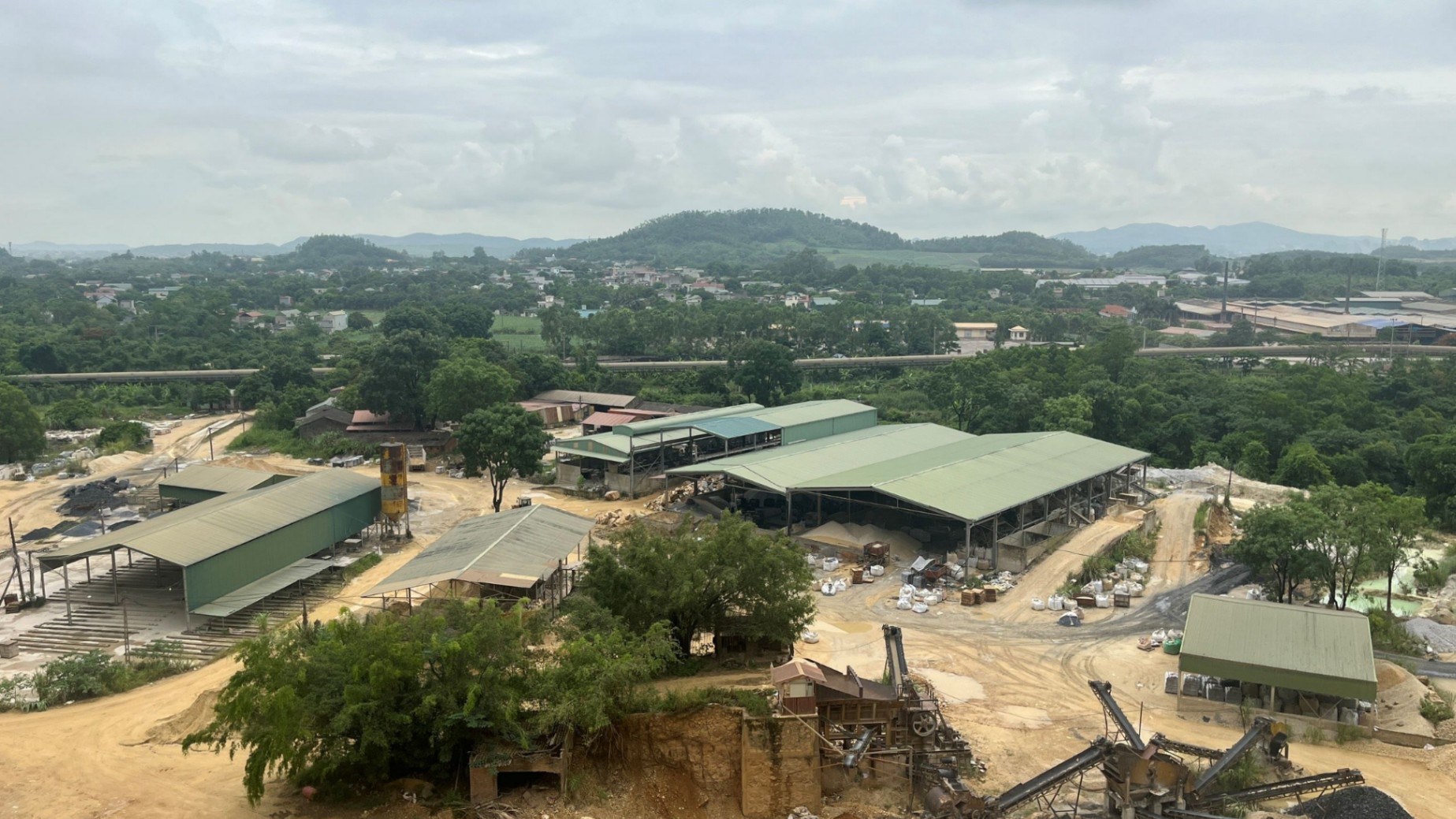 Ban Lãnh Đạo Hastone và Quan Khách Tham Quan Công ty Quế Sơn (Thanh Hóa)