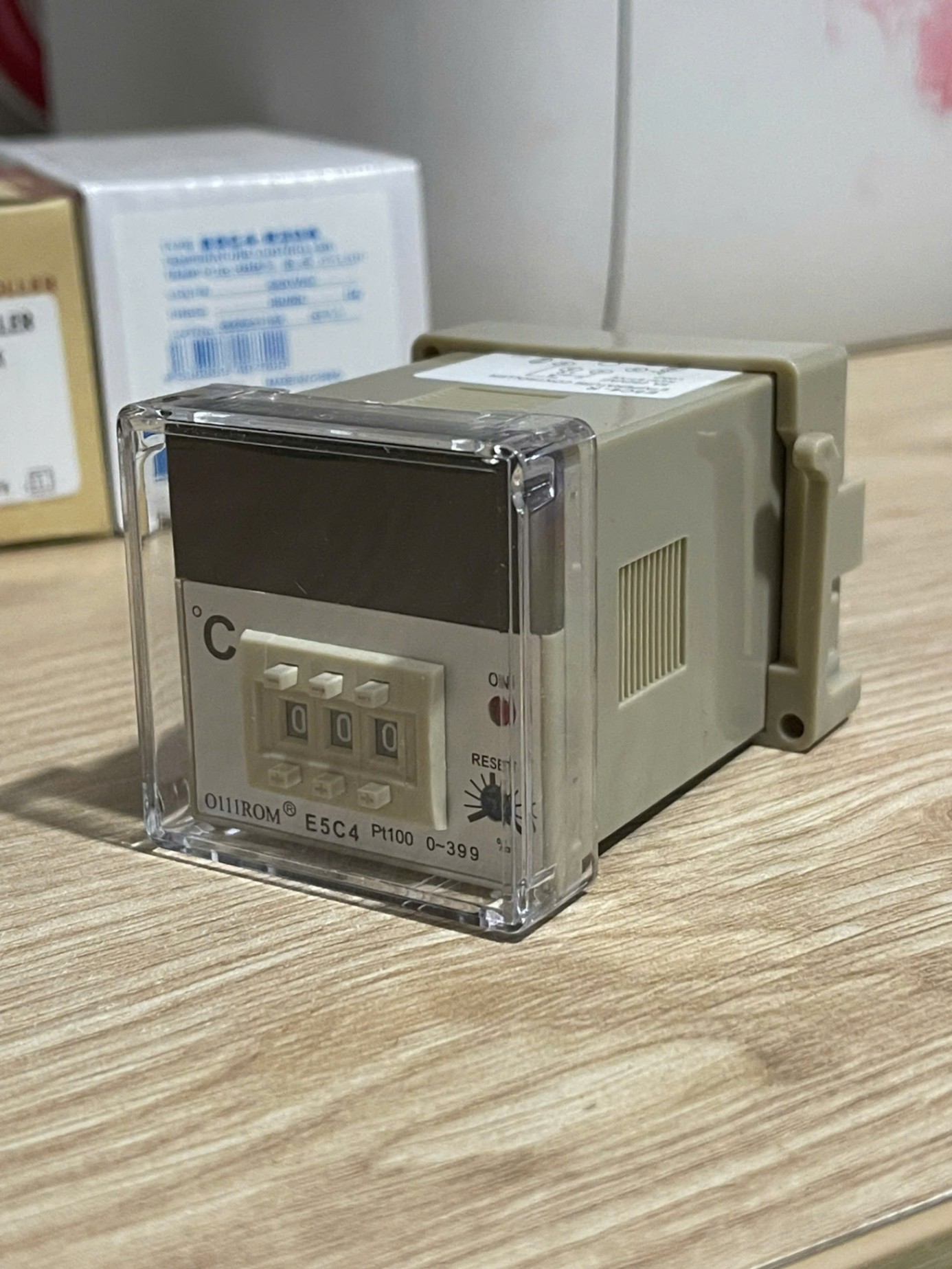 Đồng Hồ Điều Khiển Nhiệt Độ E5C4 - R20K - Phạm Vi 0~399°C, Đầu Ra Relay 3A/220V, Điều Khiển ON-OFF