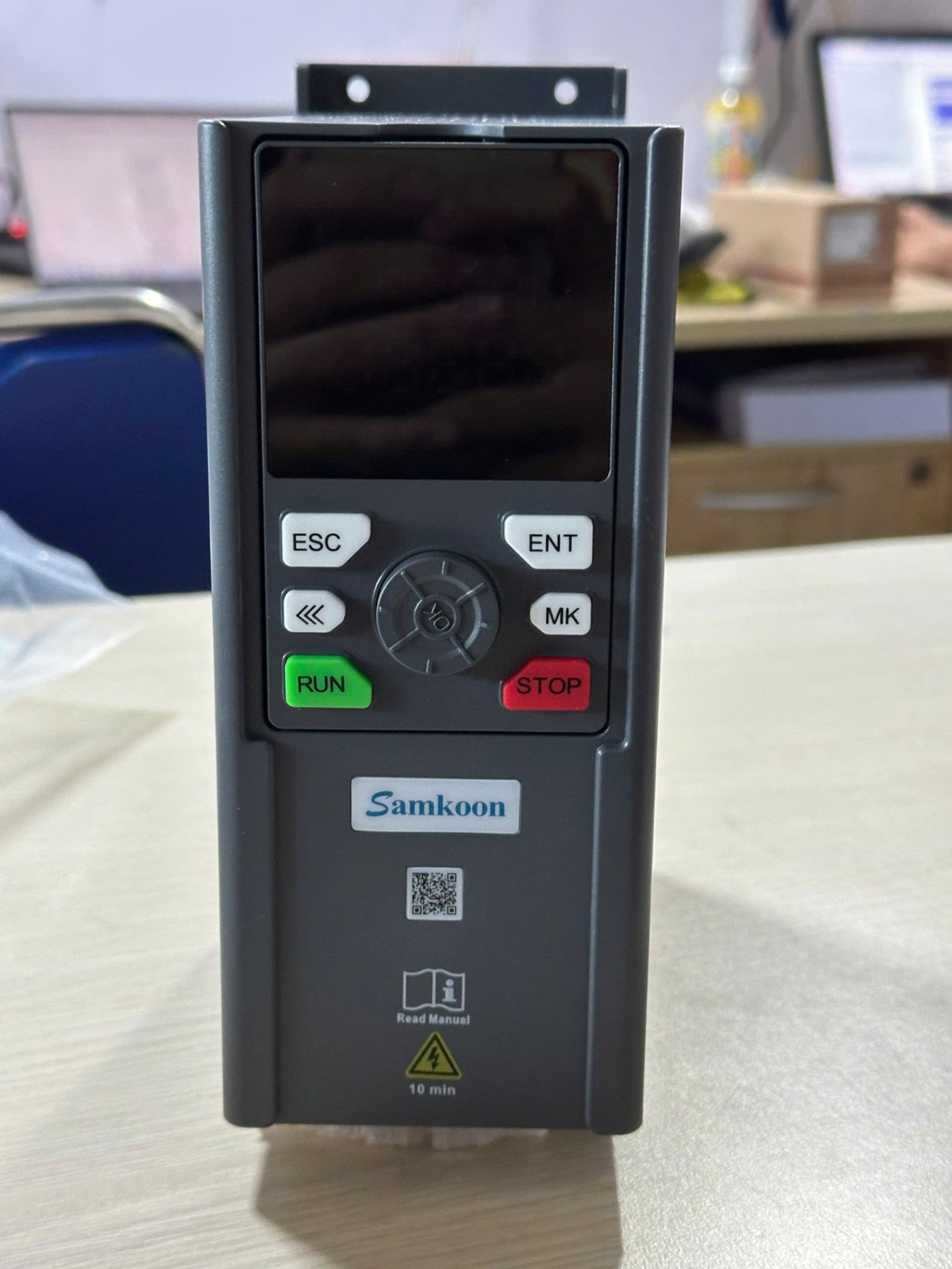 Biến Tần SK300 - 2S0.75GB 0.75KW 1HP 1 Pha 220V Ra 3 Pha 220V 4.0A Tải Nặng RS485 Modbus IP20 Dùng Cho Máy Bơm Quạt Tự Động Hóa