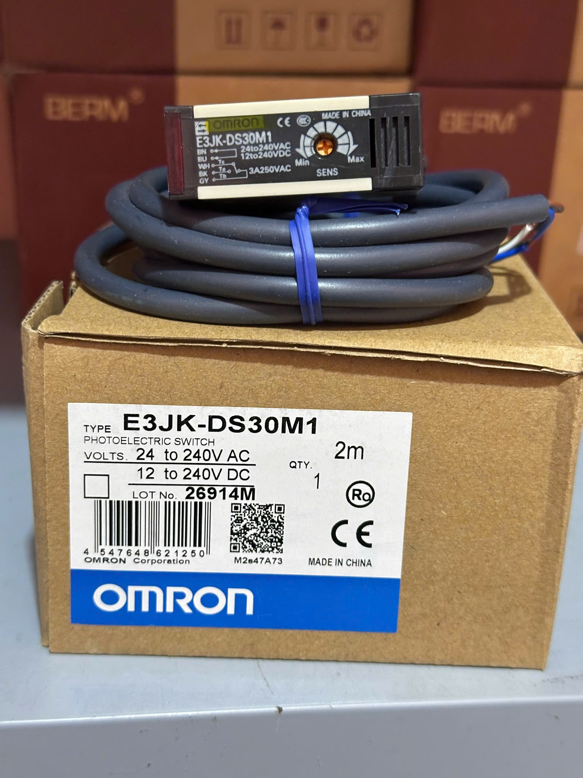 Cảm biến quang Omron E3JK-DS30M1 - Loại khuếch tán, khoảng cách phát hiện 30cm, ngõ ra NPN, nguồn cấp 12-240VDC/24-240VAC.