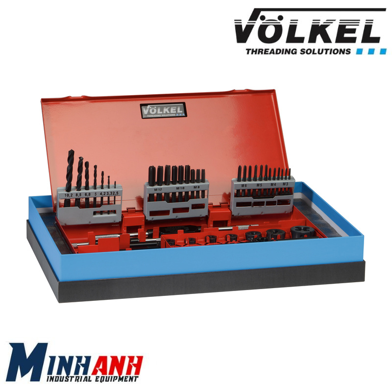 Bộ Taro Bàn Ren Mũi Khoan M3~M12 HSS-G 42 Cái No.SAG99WM42 Volkel Đức Bộ Bao Gồm 42 Chi Tiết: - 21 Mũi taro tay hệ Mét bộ 3 cây (Thô, Bán tinh, Tinh, 7 bộ - 3 mũi) No.273: M3-0.5, M4-0.7, M5-0.8, M6-1.0, M8-1.25, M10-1.5, M12-1.75. - 7 Mũi khoan lỗ trước 