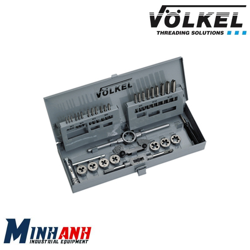 Bộ Taro Bàn Ren Tay Quay M3~M12 HSS-G 33 Cái No.SAG49501 Volkel Bộ Bao Gồm 33 Chi Tiết: - 21 Mũi taro tay bộ 3 cây ISO2 6H DIN 352 HSS-G: M3-0.5, M4-0.7, M5-0.8, M6-1, M8-1.25, M10-1.5, M12-1.75 - 1 Tay quay taro thượng M1~M12 (1/16-1/2): No.1.1/2 (13015)