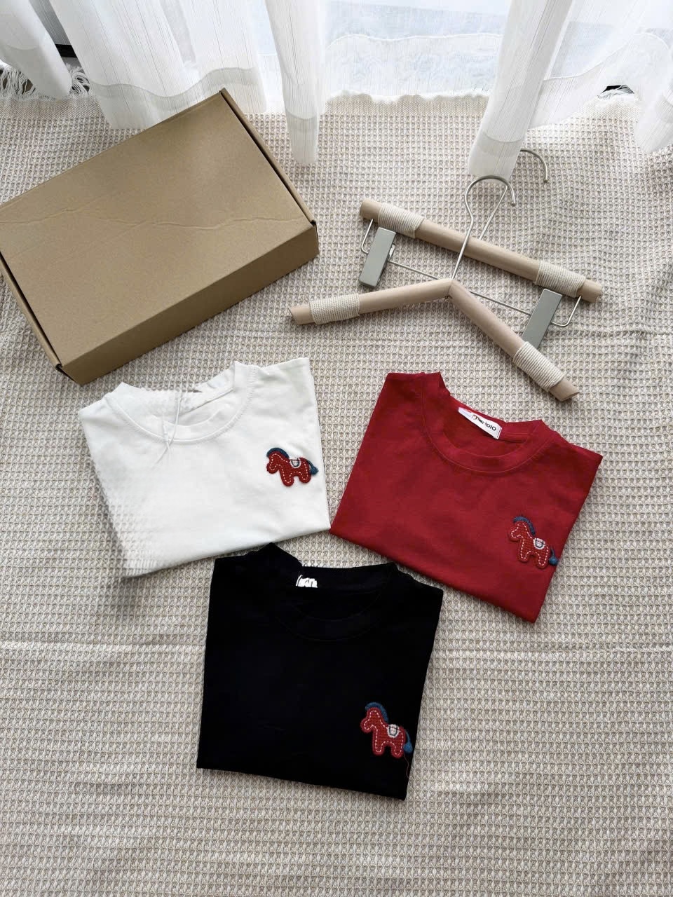 AB907 - SET 3 ÁO BÉ CỘC THÊU NGỰA đen đỏ trắng