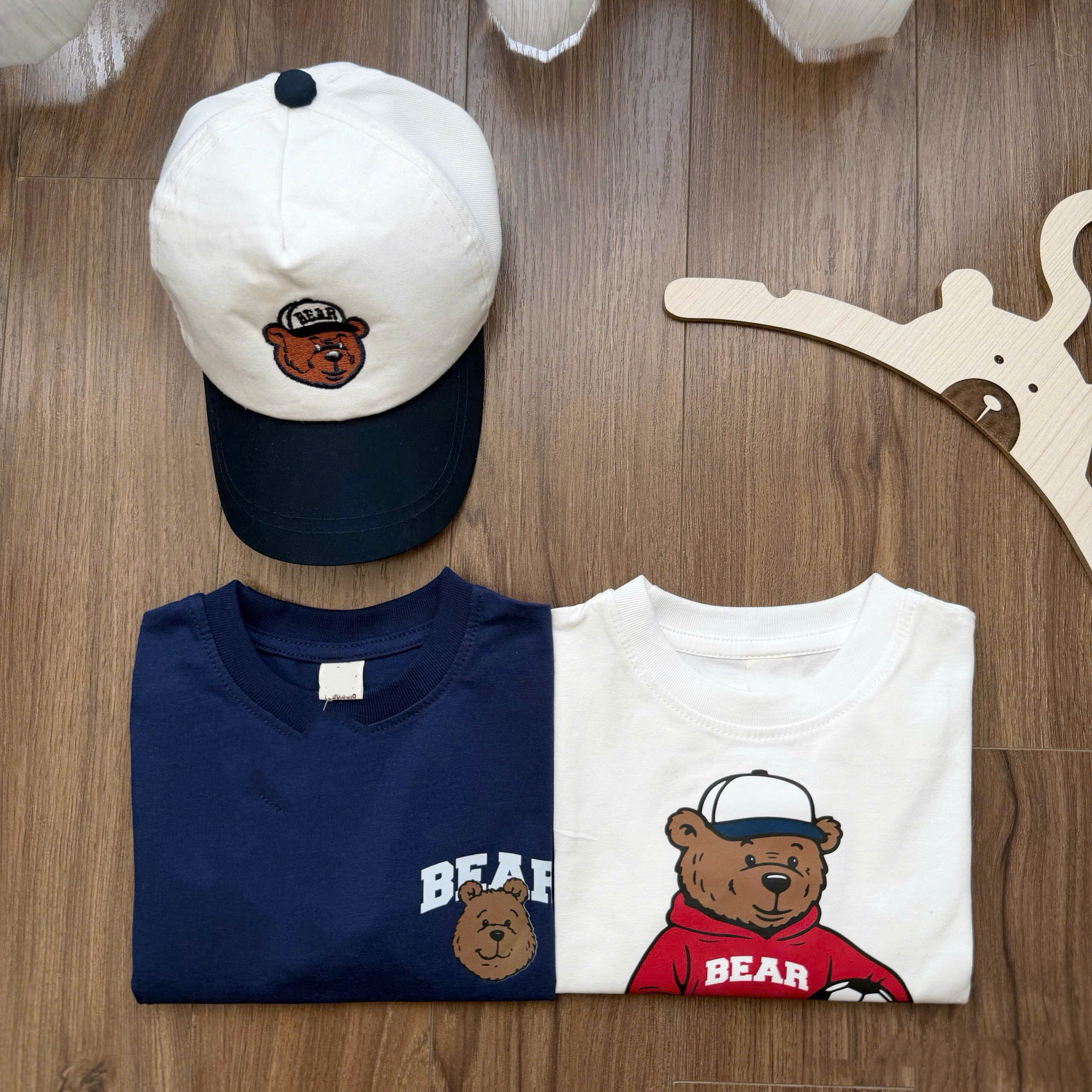 (CHỜ) AB947 - SET 2 ÁO BÉ TRAI DÀI TAY GẤU BEAR than trắng KÈM MŨ