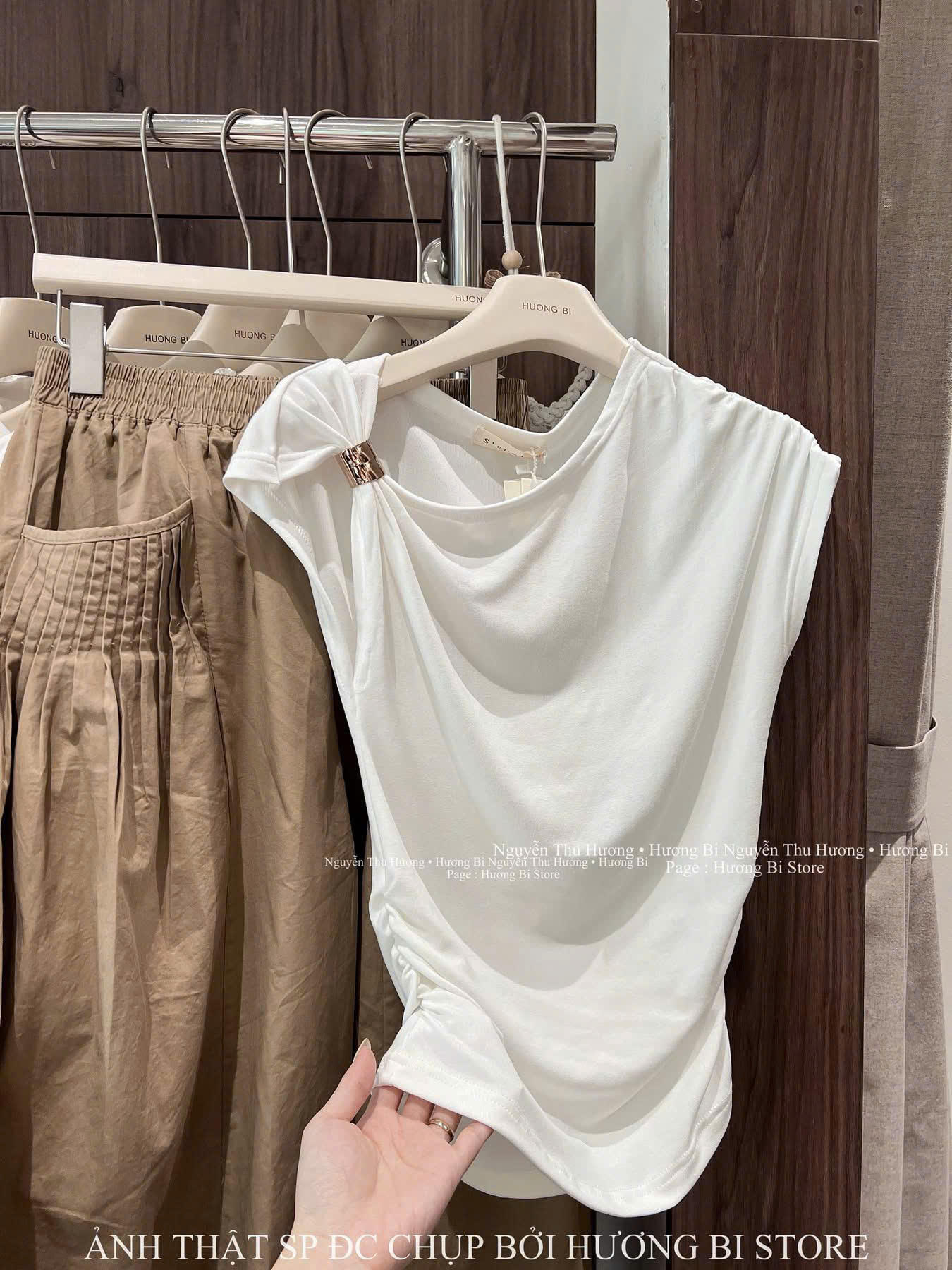 ANU414 - ÁO ZIP NỮ TRẮNG LỆCH ĐÍNH VAI