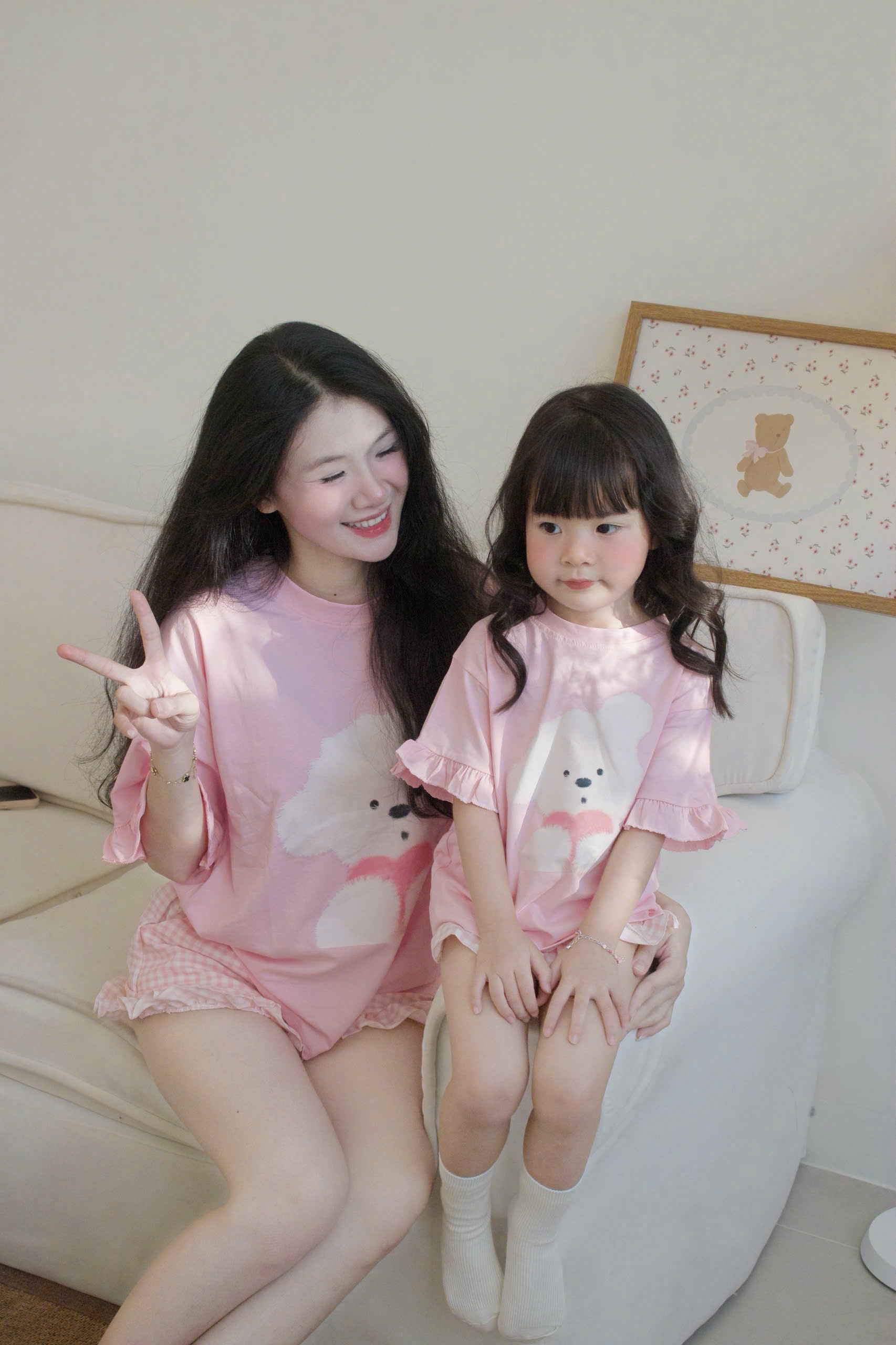 G021 - BỘ ĐÙI ĐÔI MẸ BÉ ÁO HỒNG CHÓ QUẦN KẺ CARO BÈO