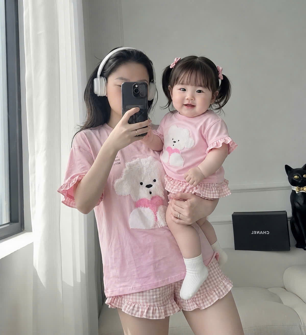 G021 - BỘ ĐÙI ĐÔI MẸ BÉ ÁO HỒNG CHÓ QUẦN KẺ CARO BÈO
