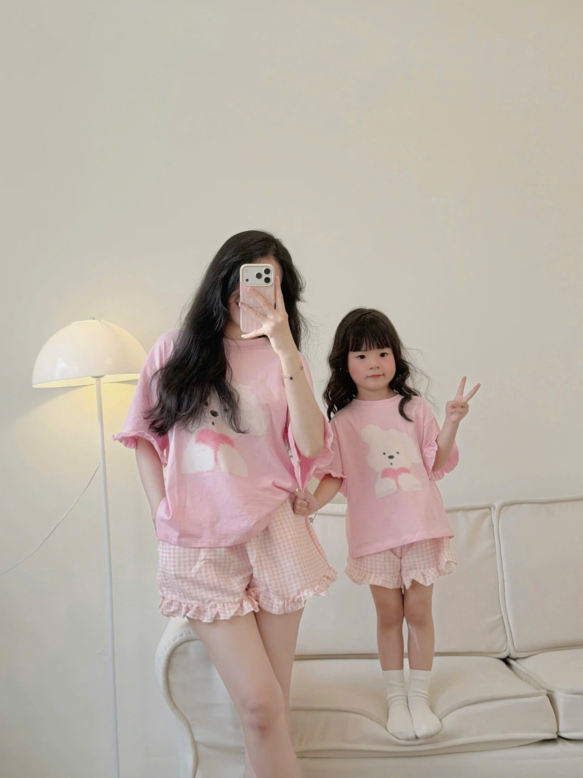 G021 - BỘ ĐÙI ĐÔI MẸ BÉ ÁO HỒNG CHÓ QUẦN KẺ CARO BÈO