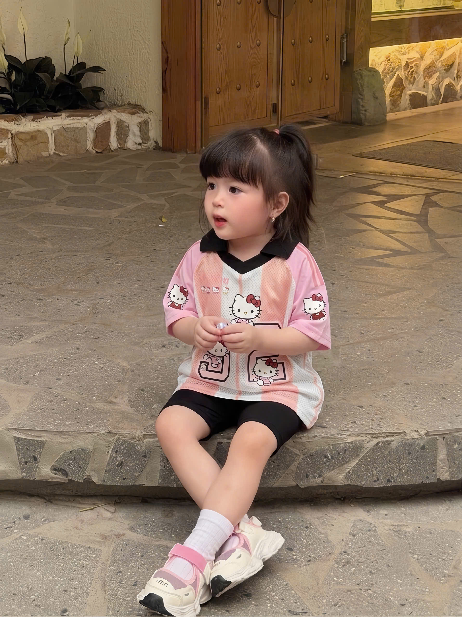 G052 - BỘ ĐÙI BÉ GÁI ÁO POLO LƯỚI KITTY 32 QUẦN ĐEN