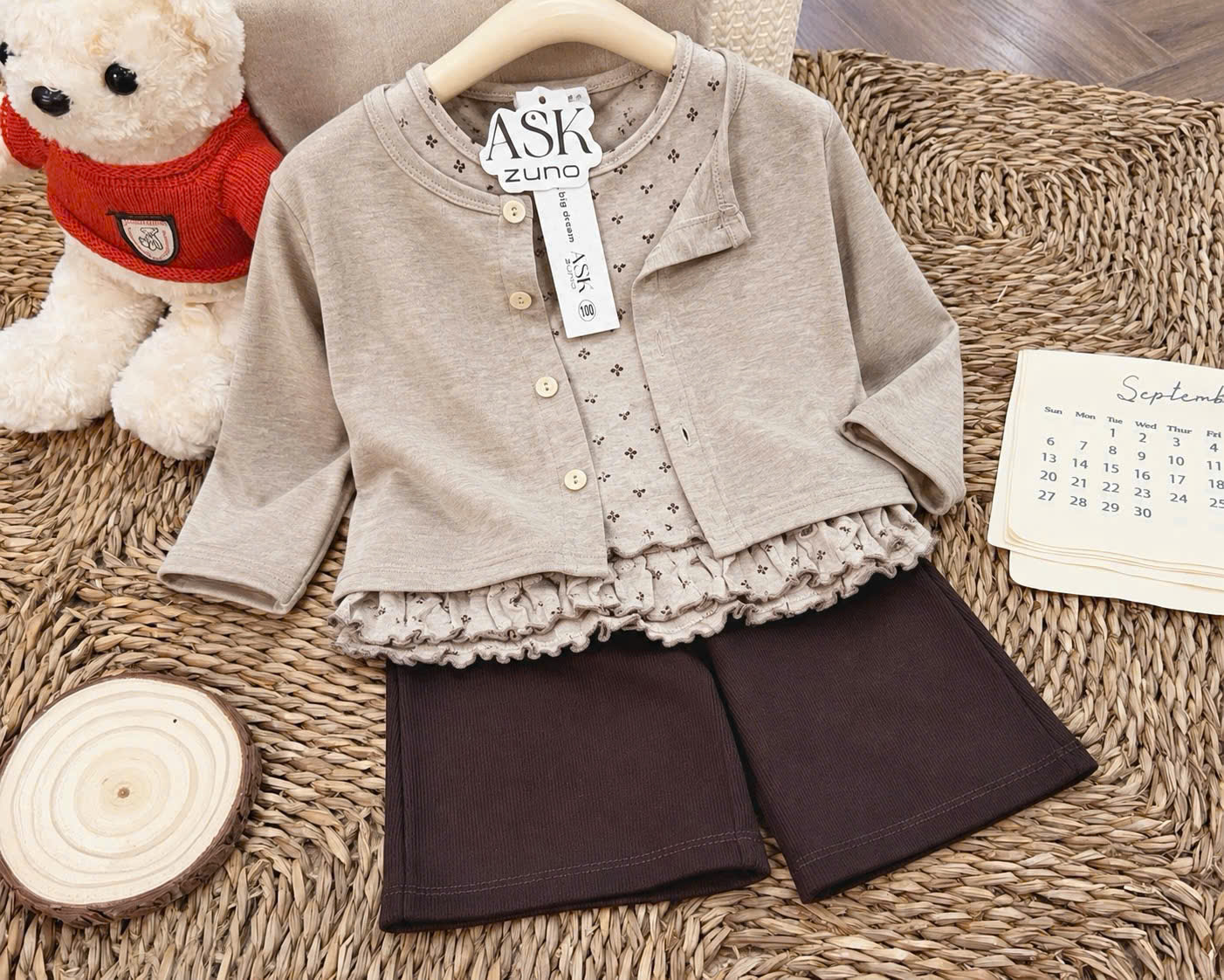 (CHỜ) G140 - SET BÉ GÁI 3CT CARDIGAN BE ÁO HOA BÈO QUẦN SUÔNG NÂU