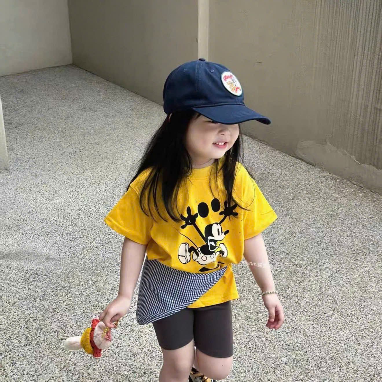 G968 - BỘ ĐÙI BÉ GÁI ÁO VÀNG MICKEY QUẦN LEGGING ĐEN