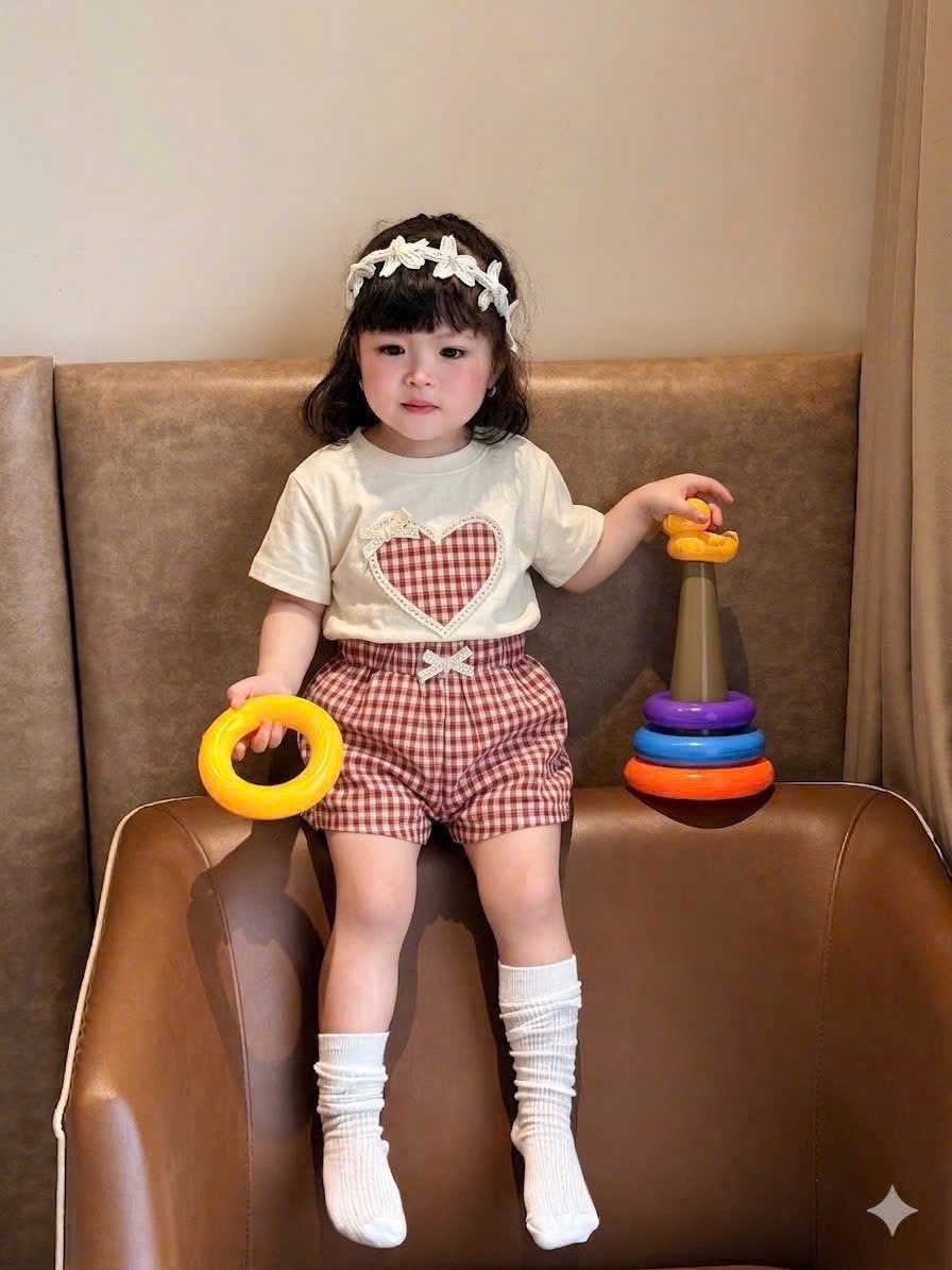 G972 - BỘ ĐÙI BÉ GÁI ÁO TIM ĐÍNH NƠ PHỐI CARO BÈO