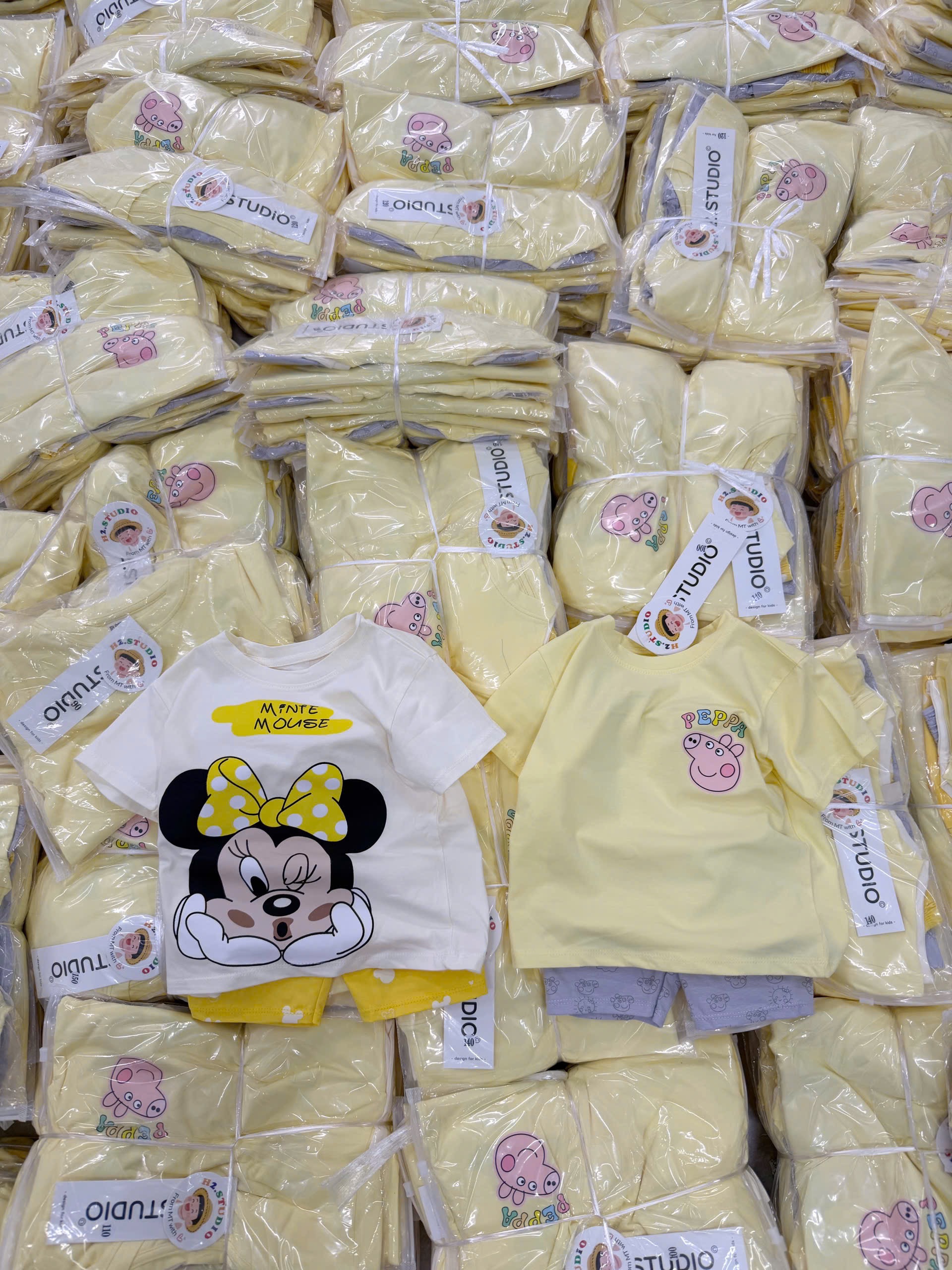 G979 - SET 2 BỘ ĐÙI BÉ GÁI MICKEY PEPPA vàng trắng