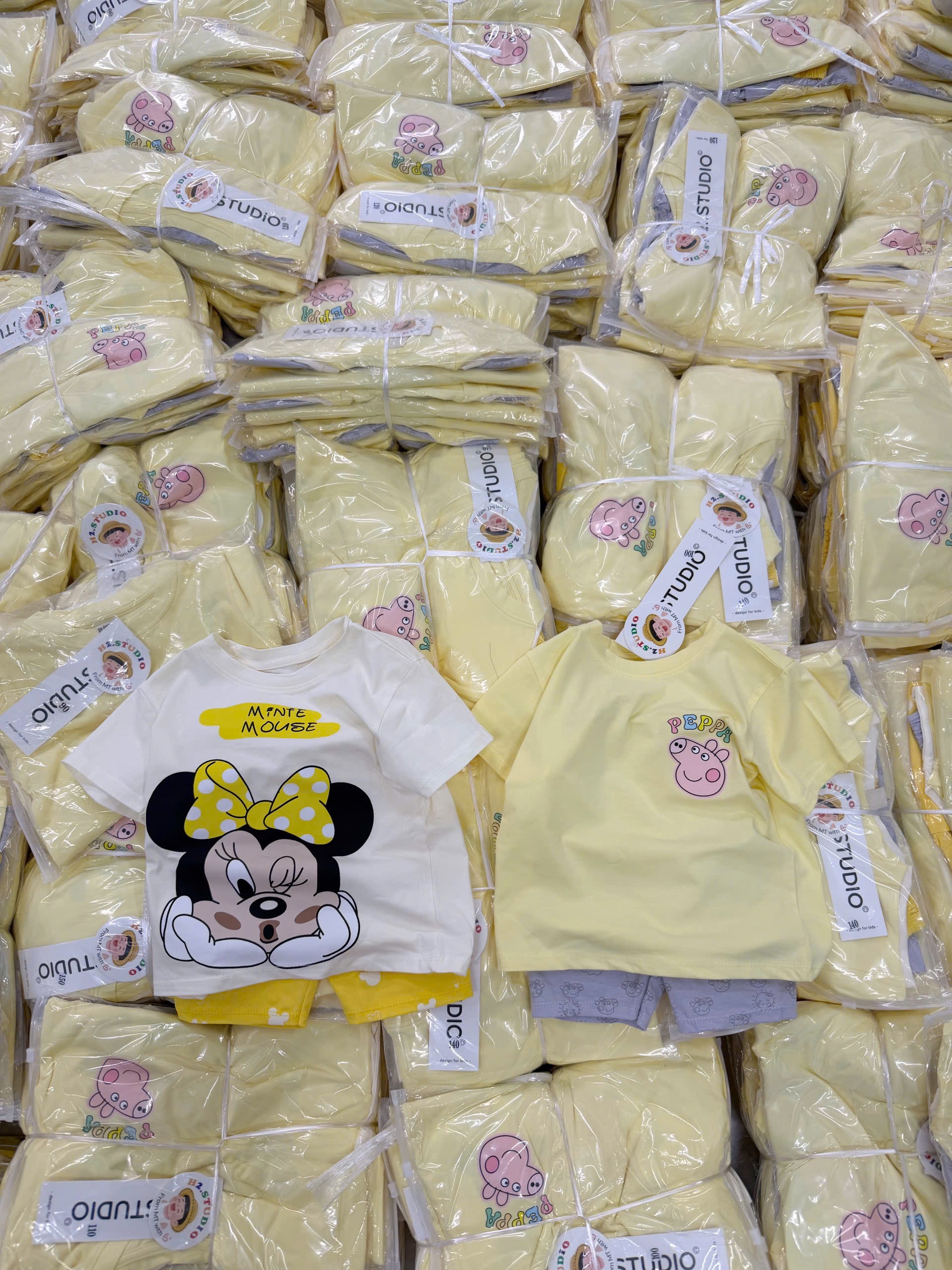 G979 - SET 2 BỘ ĐÙI BÉ GÁI MICKEY PEPPA vàng trắng