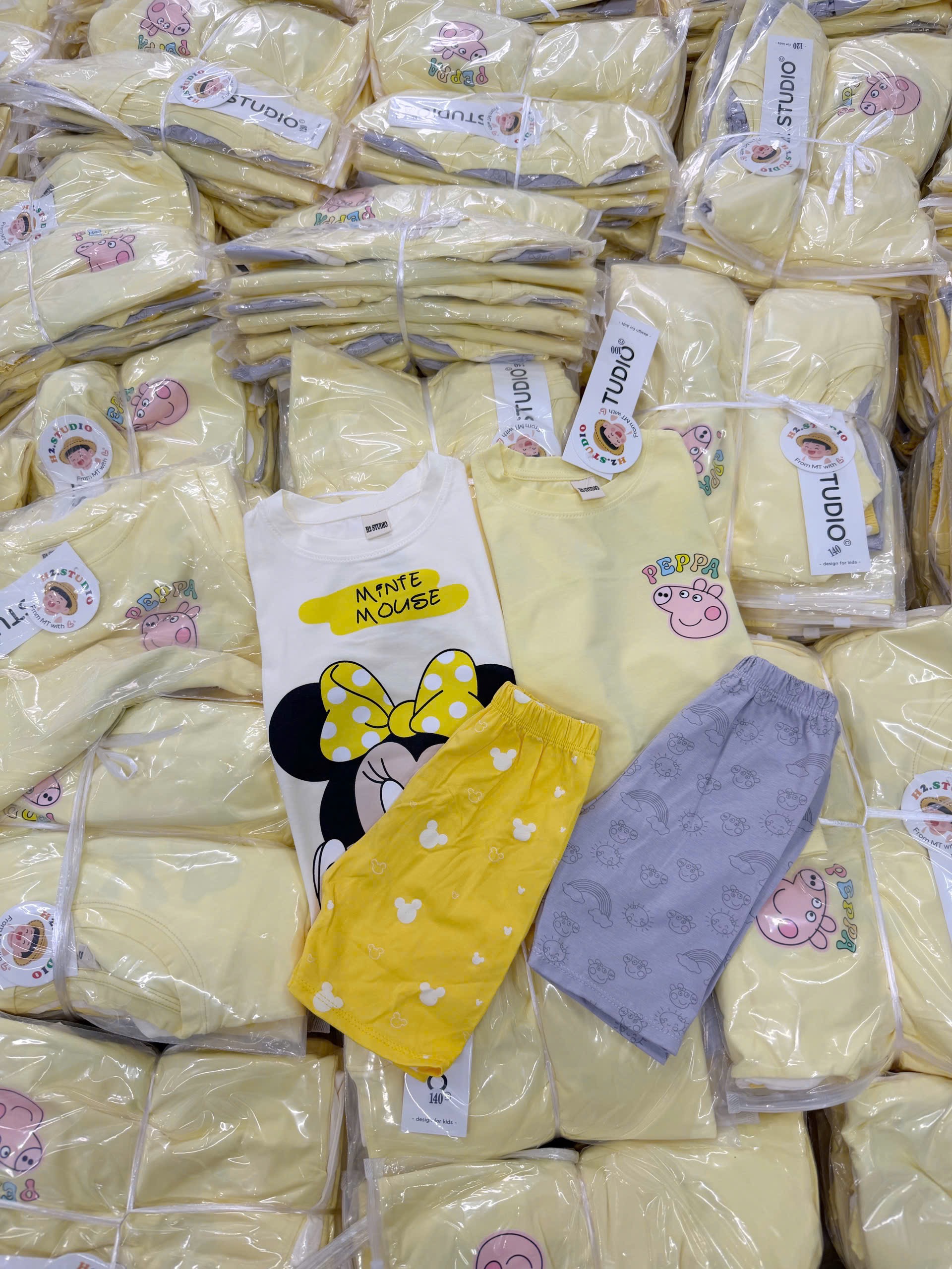 G979 - SET 2 BỘ ĐÙI BÉ GÁI MICKEY PEPPA vàng trắng