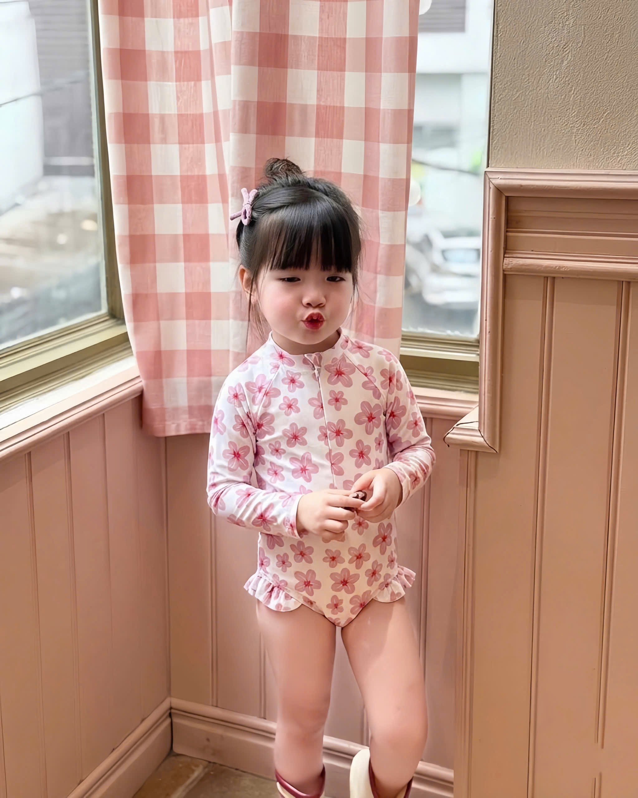 G986 - SET 2 BỘ BƠI BÉ GÁI DÀI TAY HOA VỊT vàng hồng
