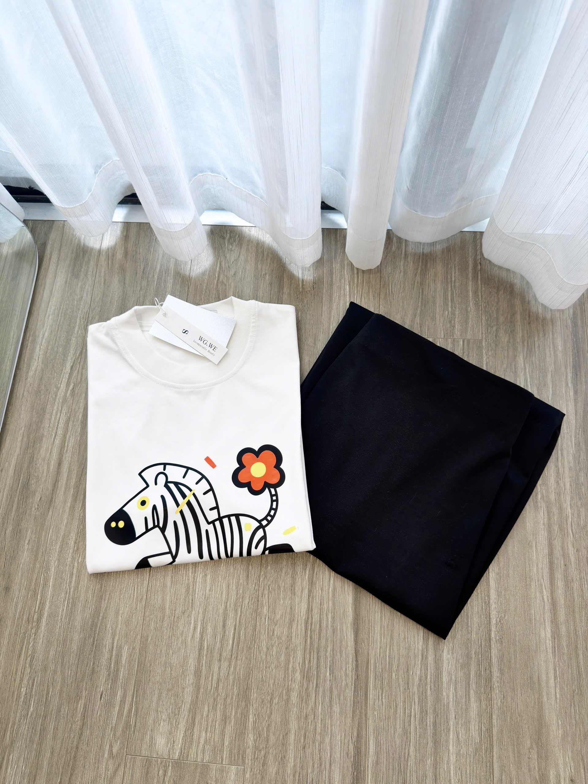S306 - SET NỮ ÁO TRẮNG NGỰA ĐUÔI HOA CVAY ĐEN