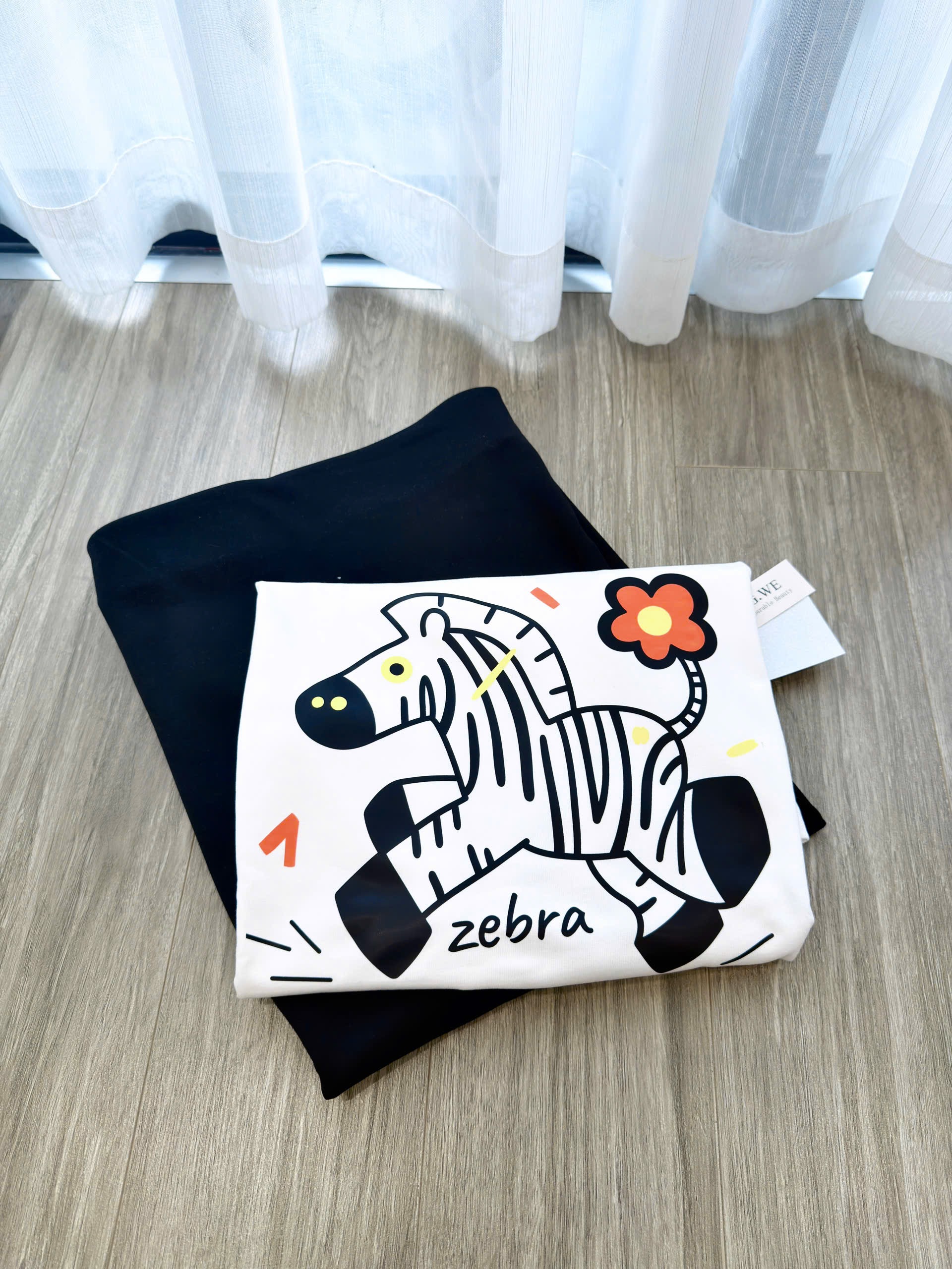 S306 - SET NỮ ÁO TRẮNG NGỰA ĐUÔI HOA CVAY ĐEN