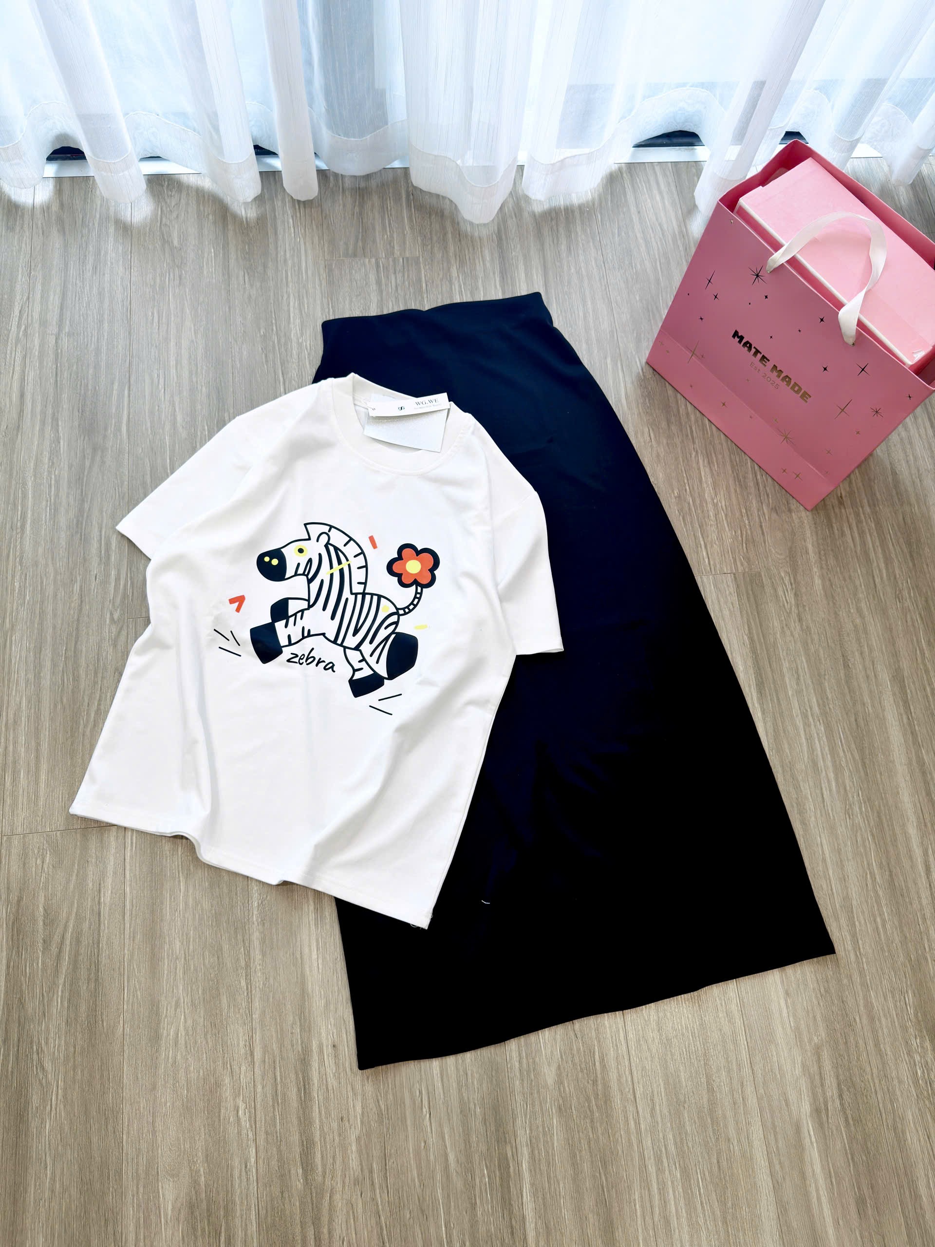 S306 - SET NỮ ÁO TRẮNG NGỰA ĐUÔI HOA CVAY ĐEN