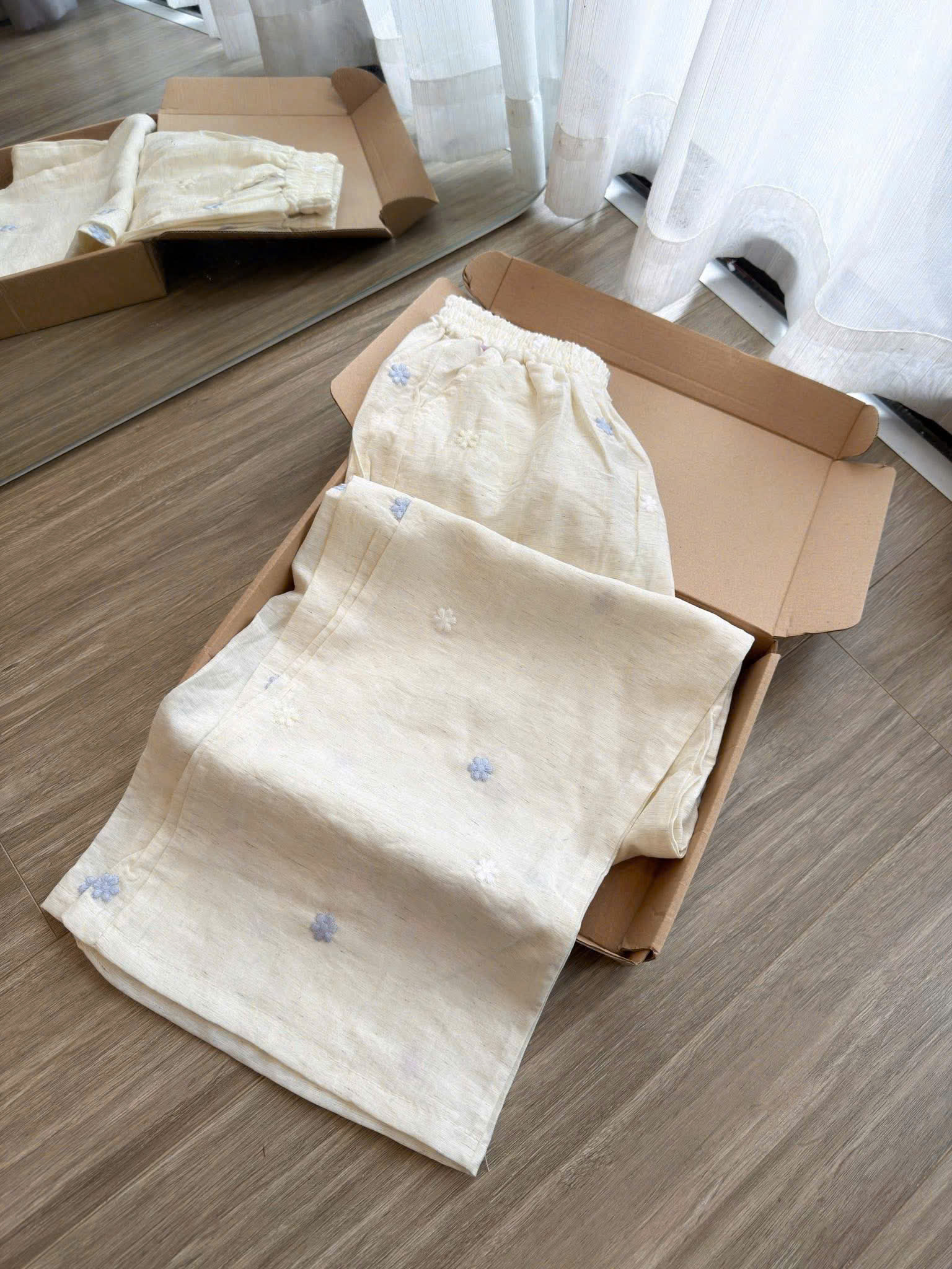 S382 - BỘ NỮ ÁO ZIP VÀNG QUẦN SUÔNG HOA