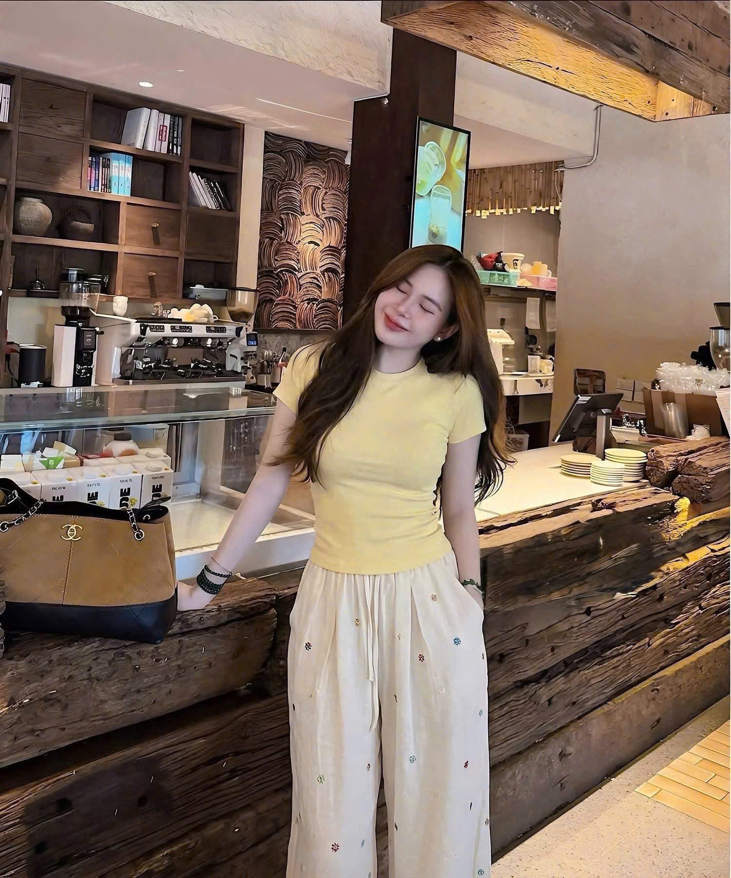 S382 - BỘ NỮ ÁO ZIP VÀNG QUẦN SUÔNG HOA