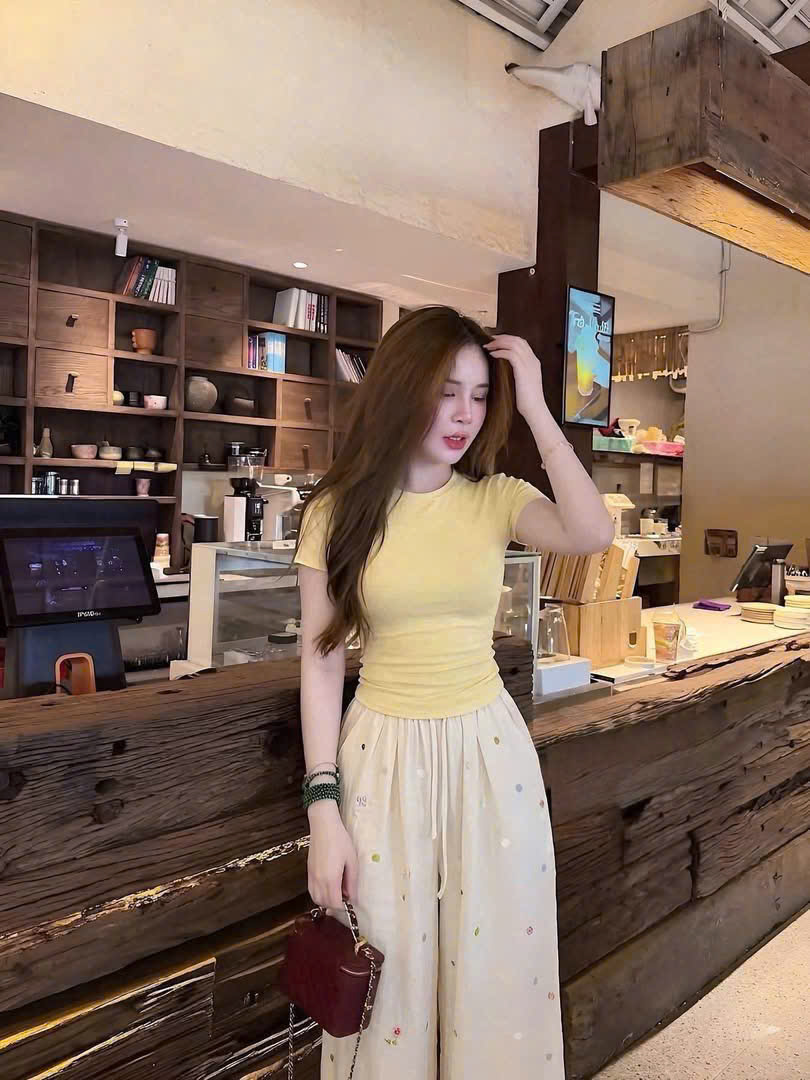 S382 - BỘ NỮ ÁO ZIP VÀNG QUẦN SUÔNG HOA