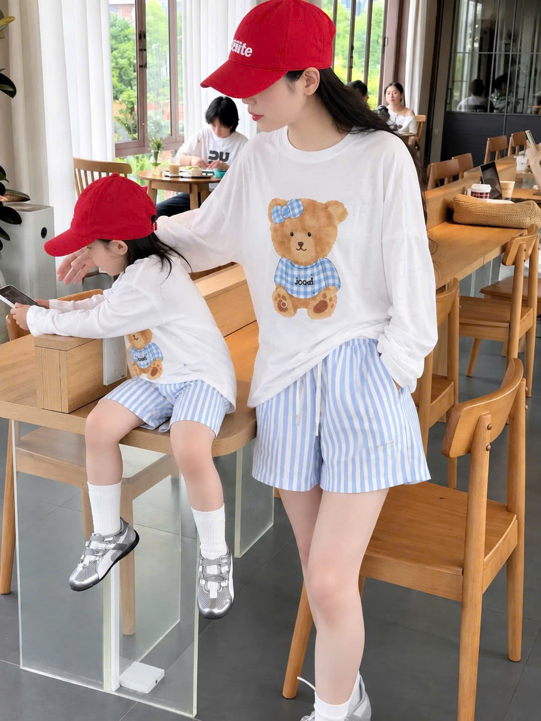(CHỜ) S399 - BỘ ĐÔI MẸ BÉ ÁO TRẮNG GẤU NÂU QUẦN ĐÙI SỌC XANH