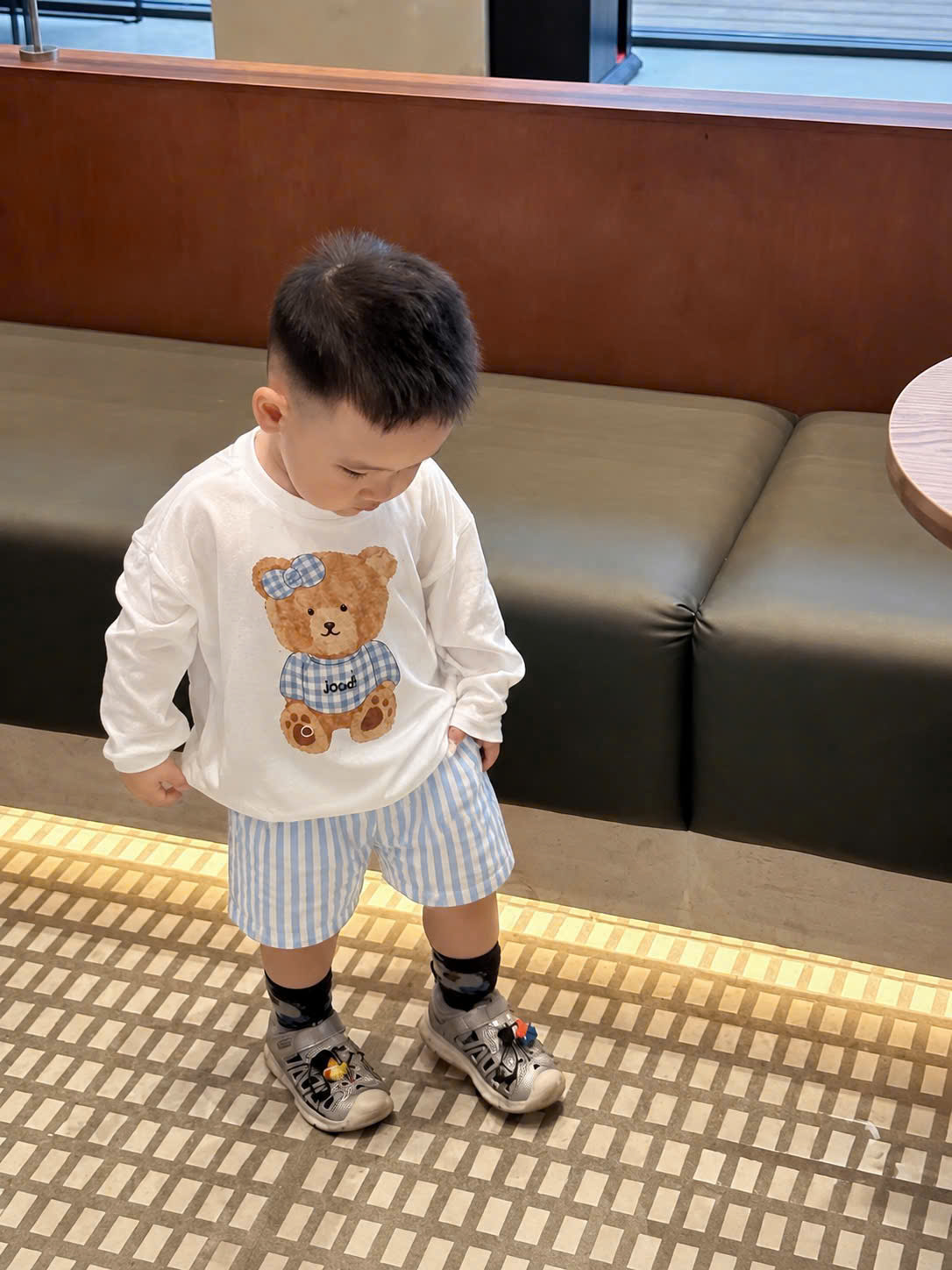 (CHỜ) S399 - BỘ ĐÔI MẸ BÉ ÁO TRẮNG GẤU NÂU QUẦN ĐÙI SỌC XANH