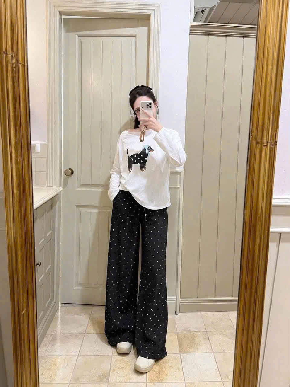 S405 - BỘ NỮ ÁO TRẮNG CHÓ QUẦN SUÔNG ĐEN CHẤM BI