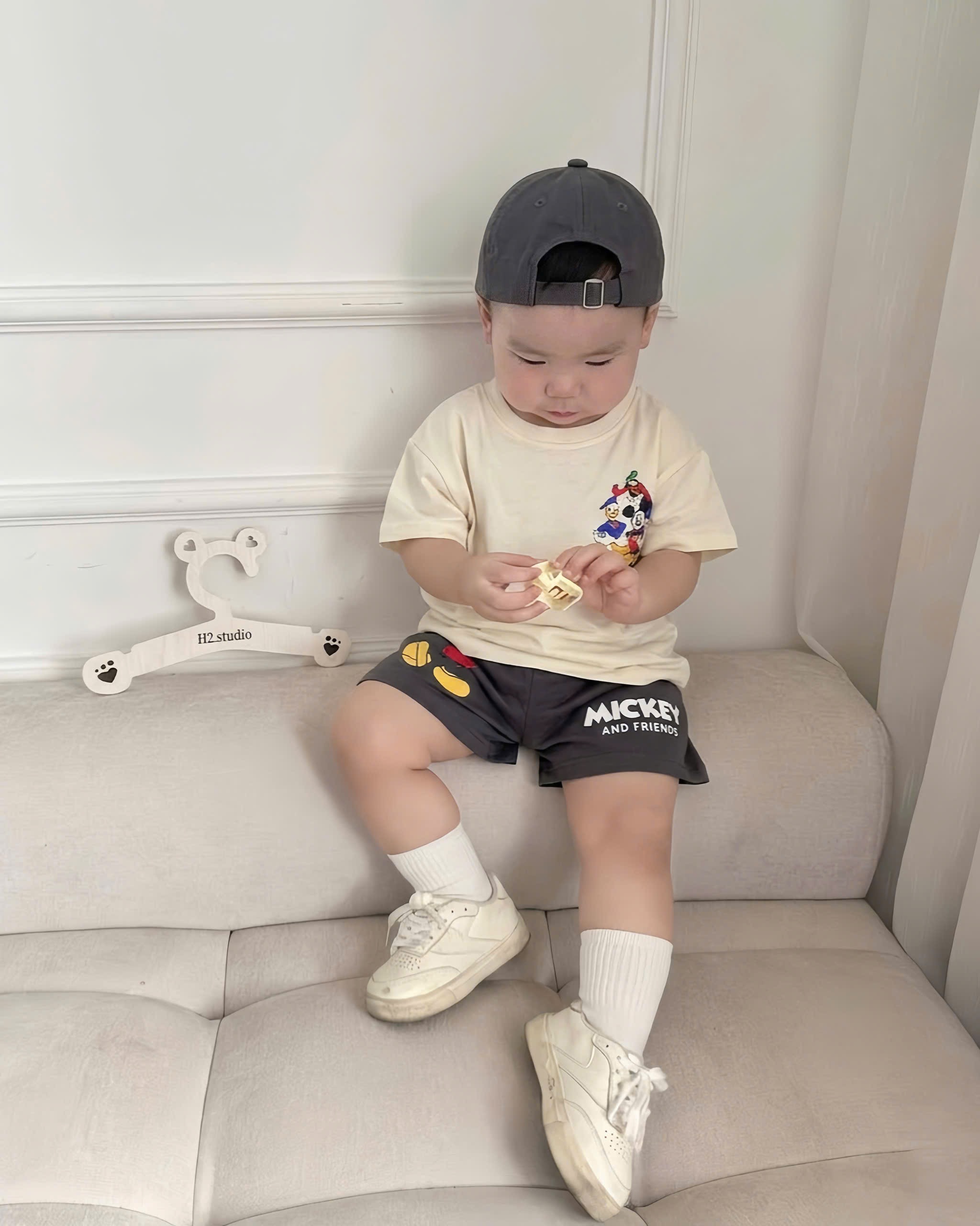 T234 - BỘ ĐÙI BÉ TRAI ÁO BE MICKEY FRIENDS QUẦN XÁM