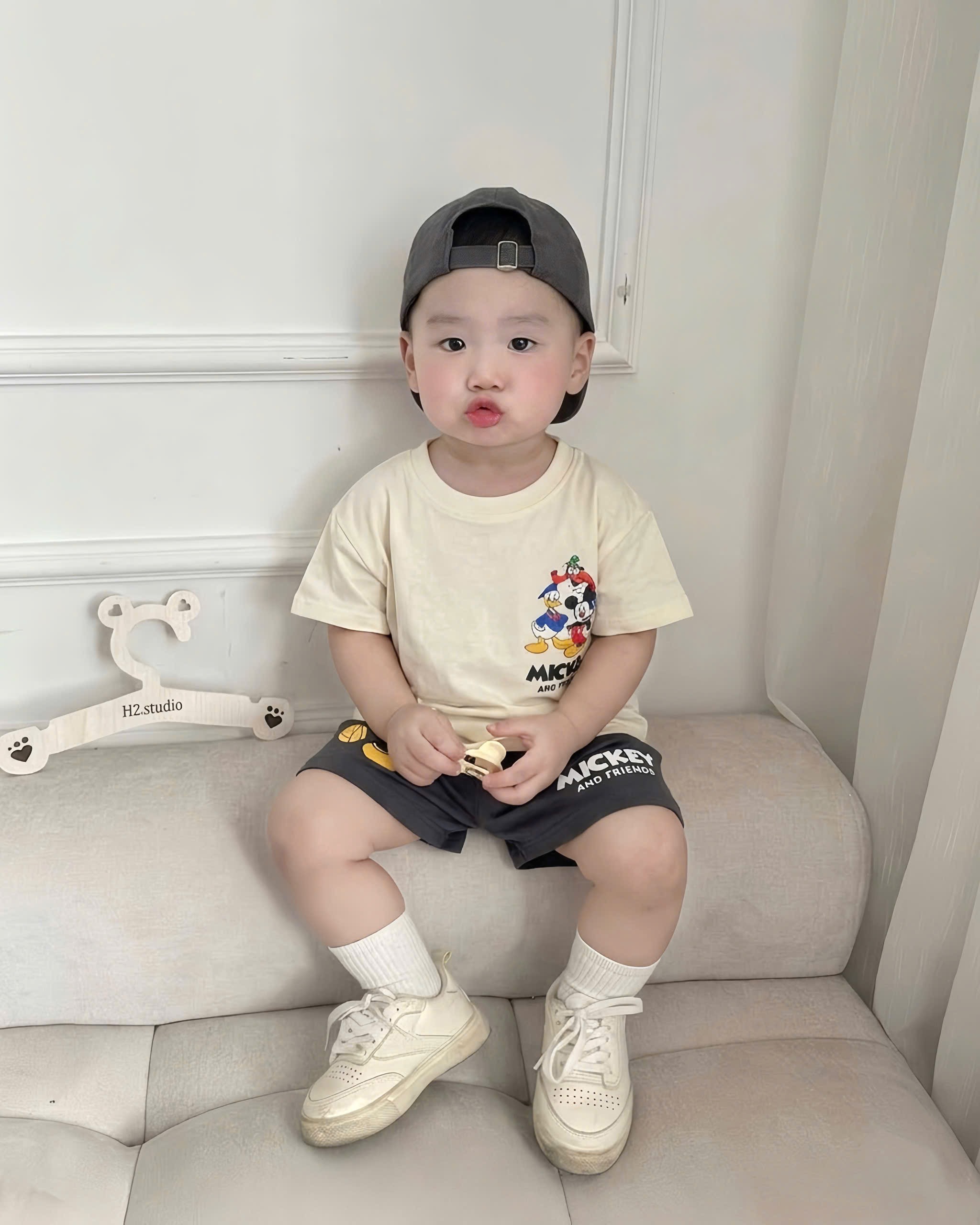 T234 - BỘ ĐÙI BÉ TRAI ÁO BE MICKEY FRIENDS QUẦN XÁM